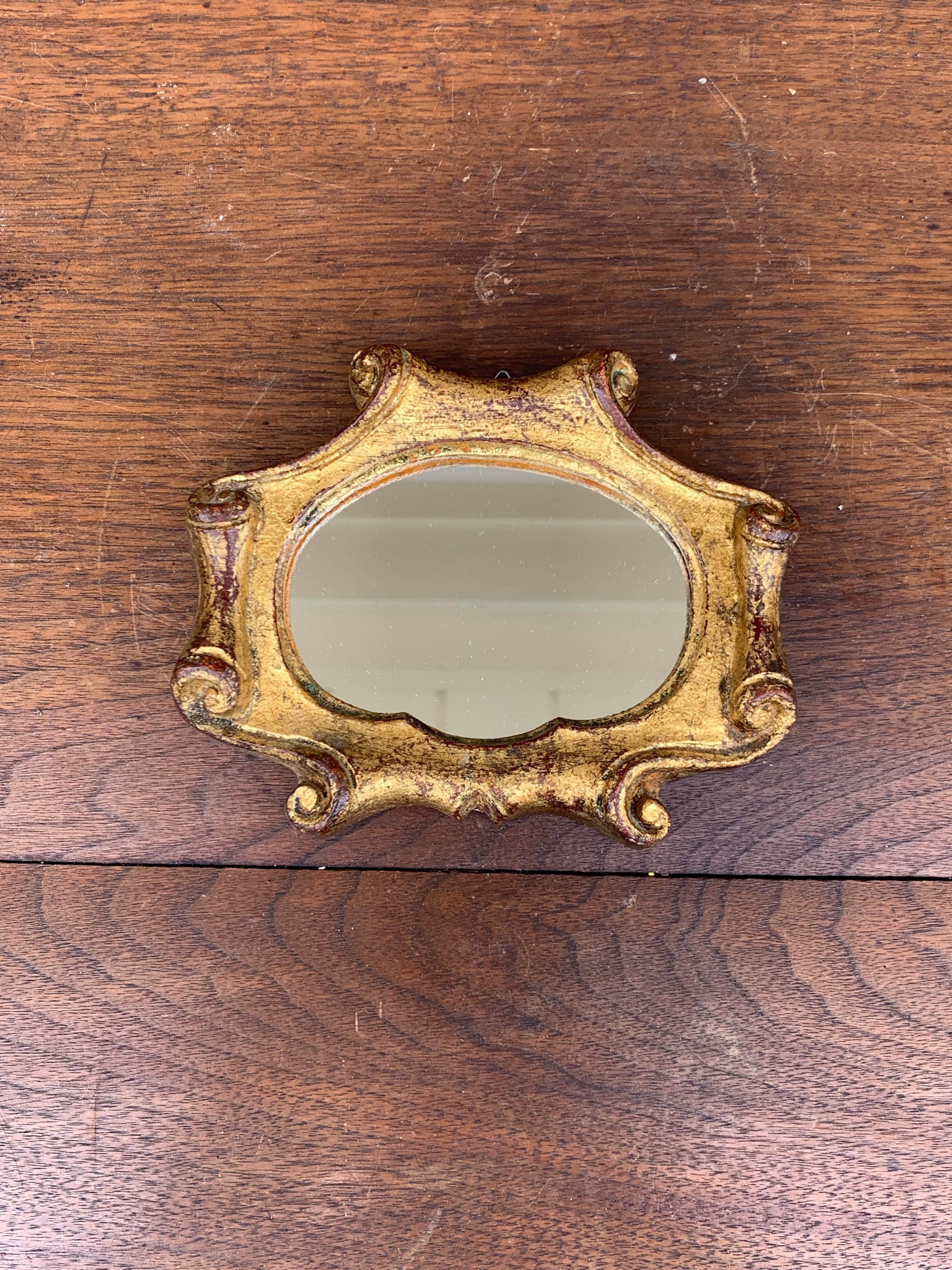 Superbe miroir mural italien de style baroque rococo de Florentine.

Italie, Circa 1960

Bois doré, avec miroir.

Dimensions : 6 