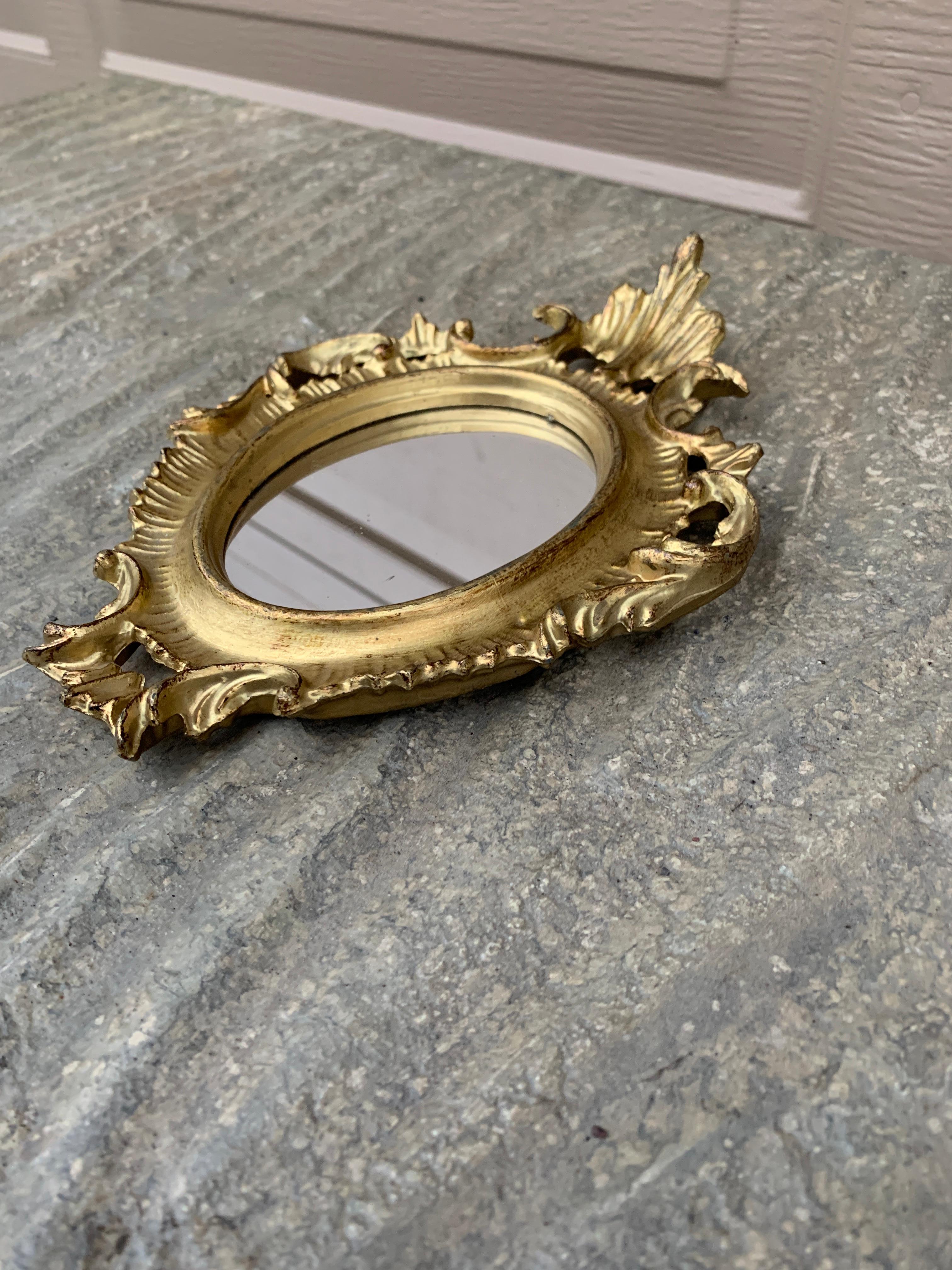 Superbe miroir mural italien de style baroque rococo de Florentine.

Italie, Circa 1960

Bois doré, avec miroir.

Dimensions : 5,75 