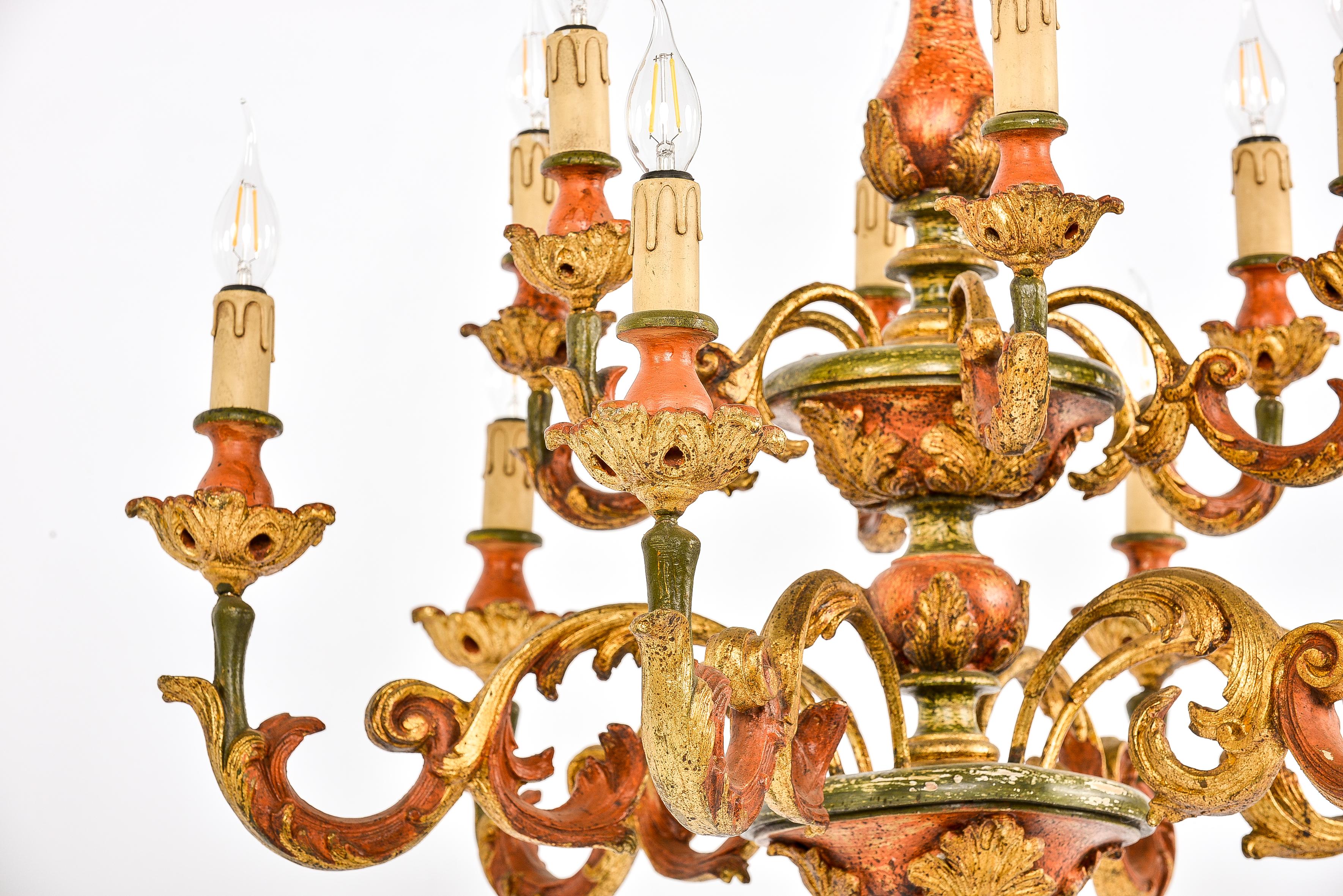Italian Florentine Baroque Style Polychrome Wood Two-Tier 12-Light Chandelier In Good Condition In Casteren, NL