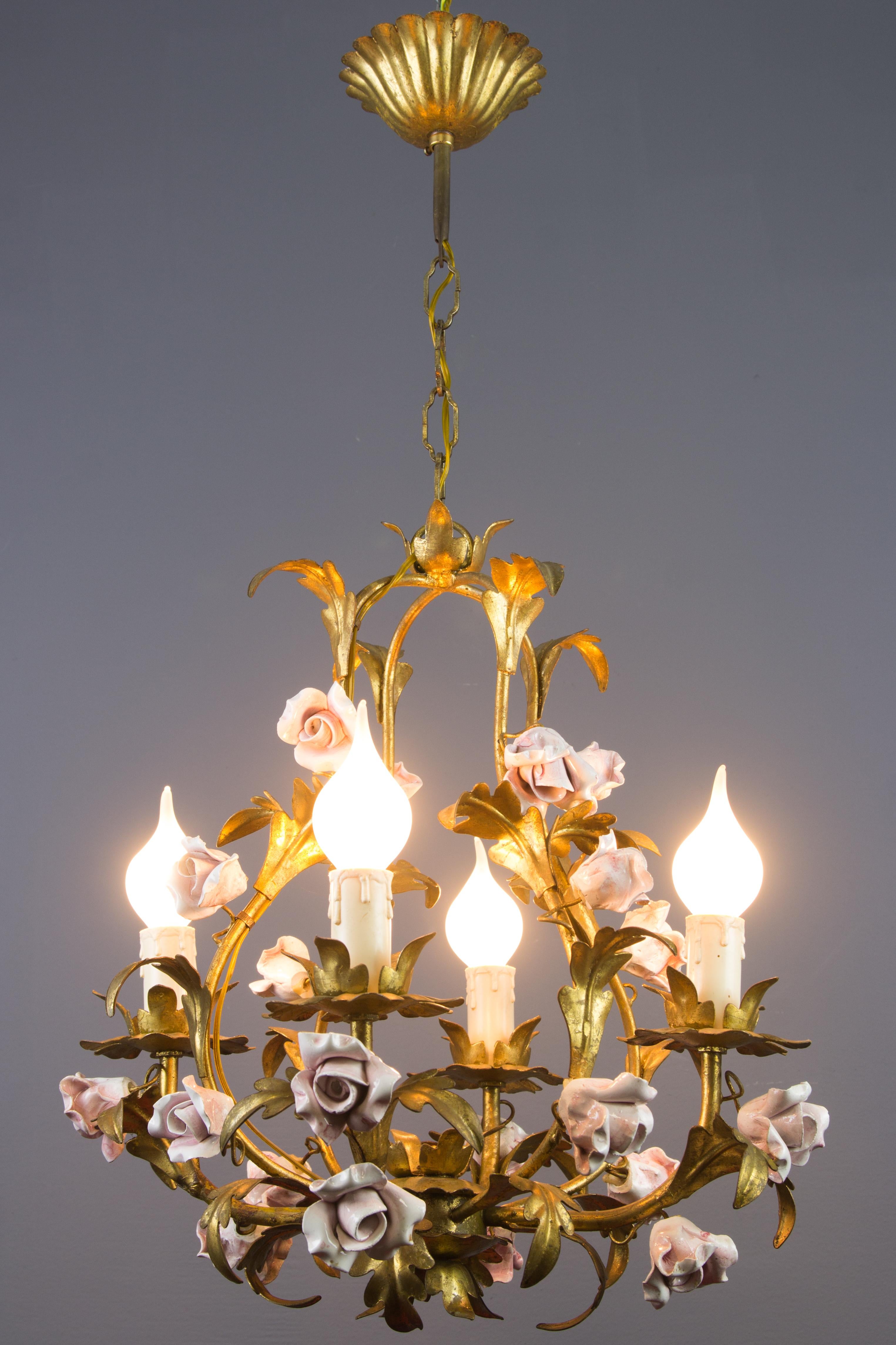 Adorable Italian Florentine birdcage four-light tôle chandelier, decorated with delicate pink ceramic roses and golden leaves, Italy, 1950s.
Four sockets for E14 size light bulbs.
Dimensions: height 68 cm / 26.77 in, diameter 35 cm / 13.78 in.