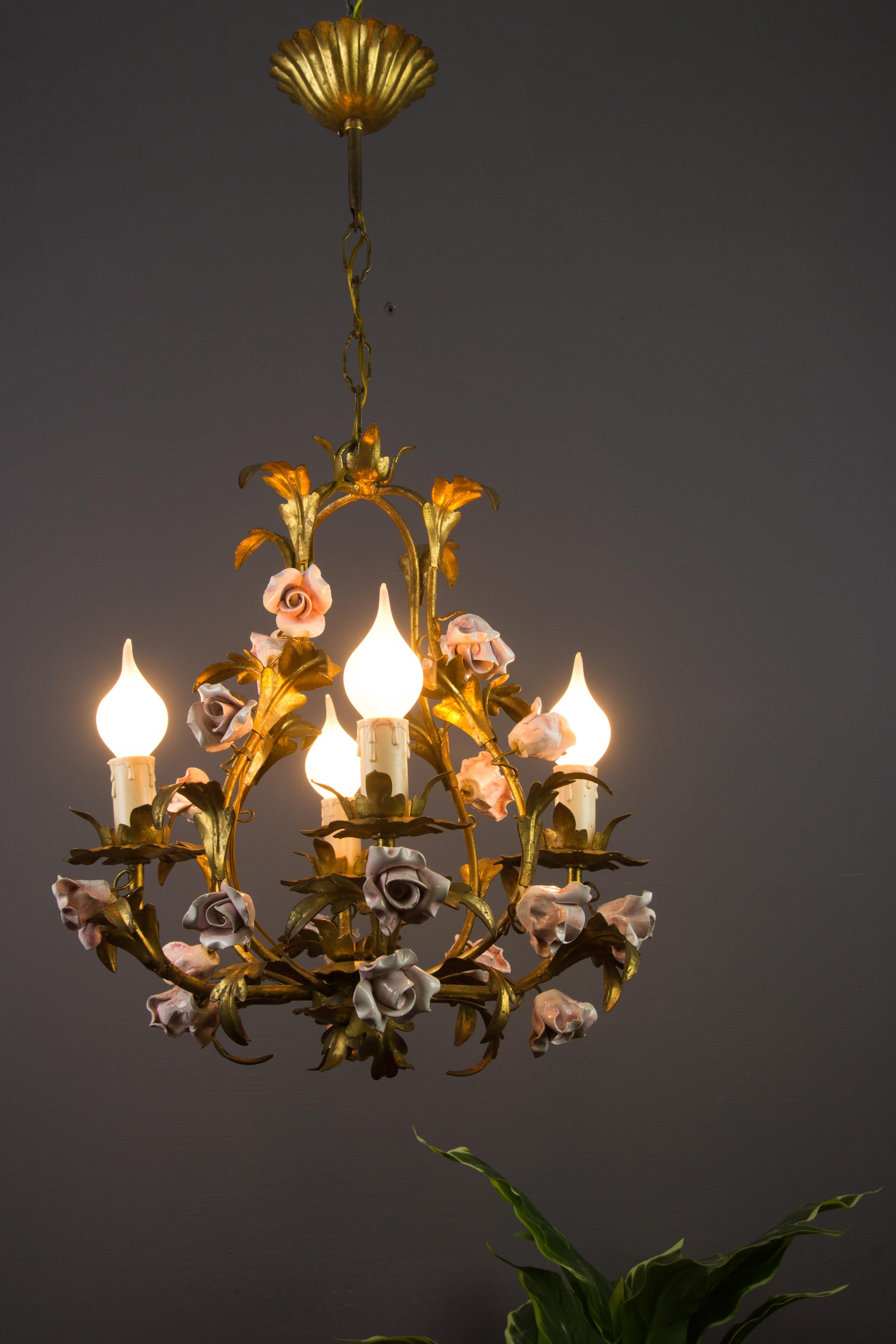 Italian Florentine Birdcage Gold Color Tôle Chandelier with Pink Ceramic Roses In Good Condition In Barntrup, DE