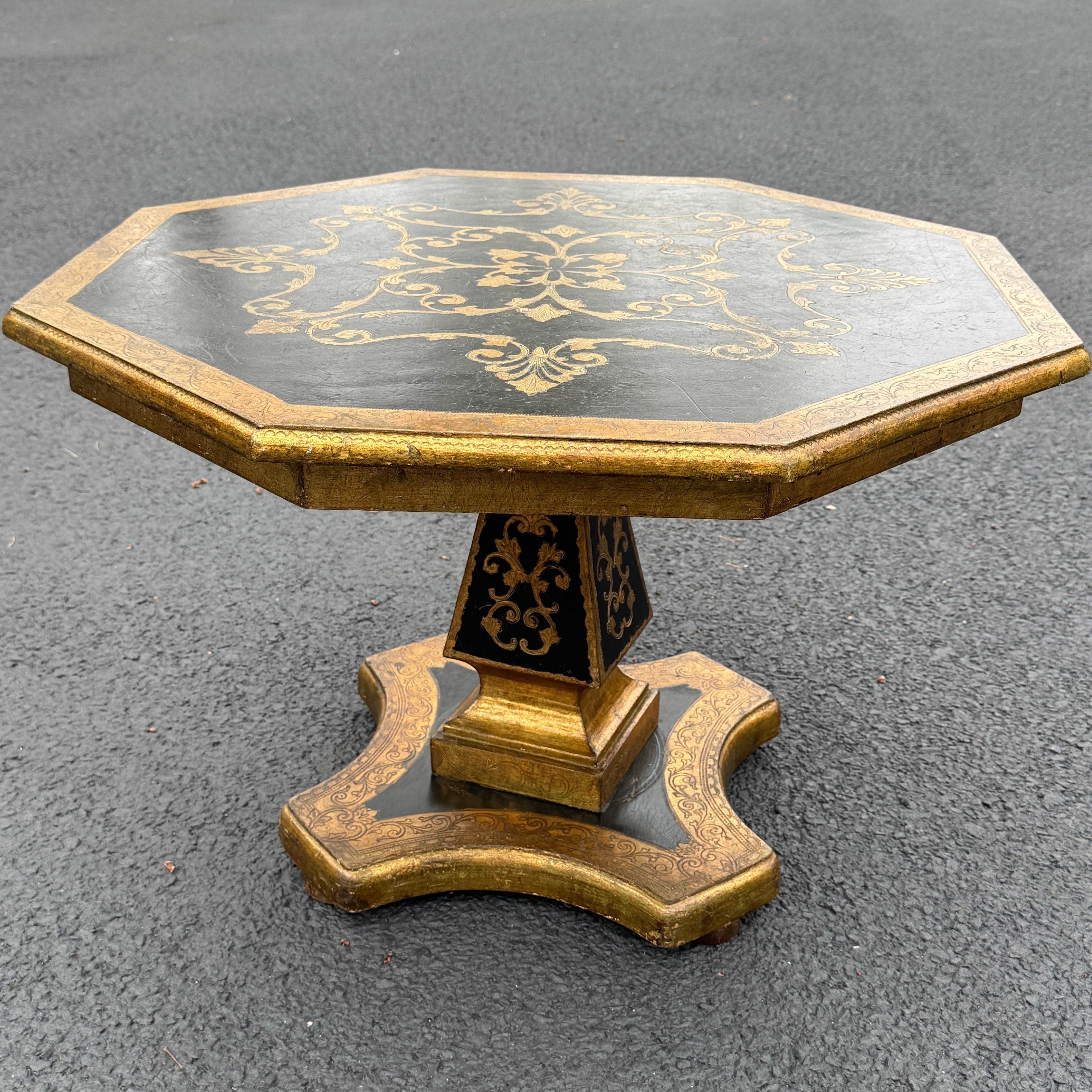 Italienischer Florentine Schwarz vergoldeter Achteck Couchtisch, Mid-Century Modern im Zustand „Gut“ im Angebot in Haddonfield, NJ
