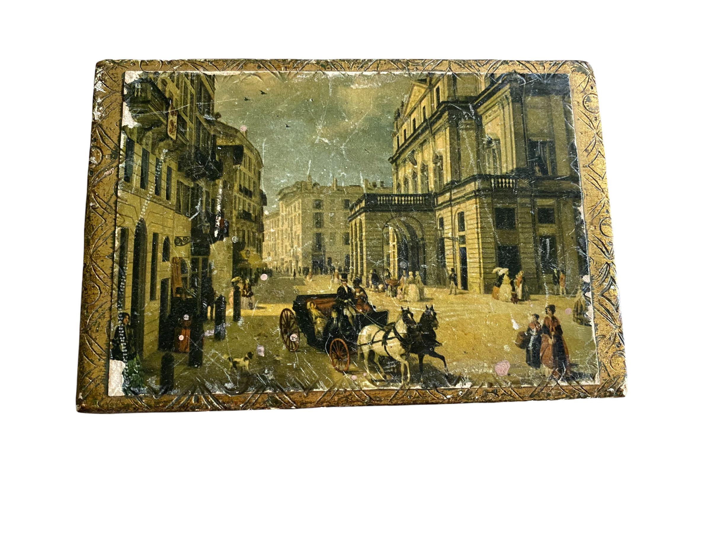 Caja florentina italiana de mediados de siglo cuya tapa representa una escena callejera antigua. La parte superior está algo desgastada, pero se ve muy bien.