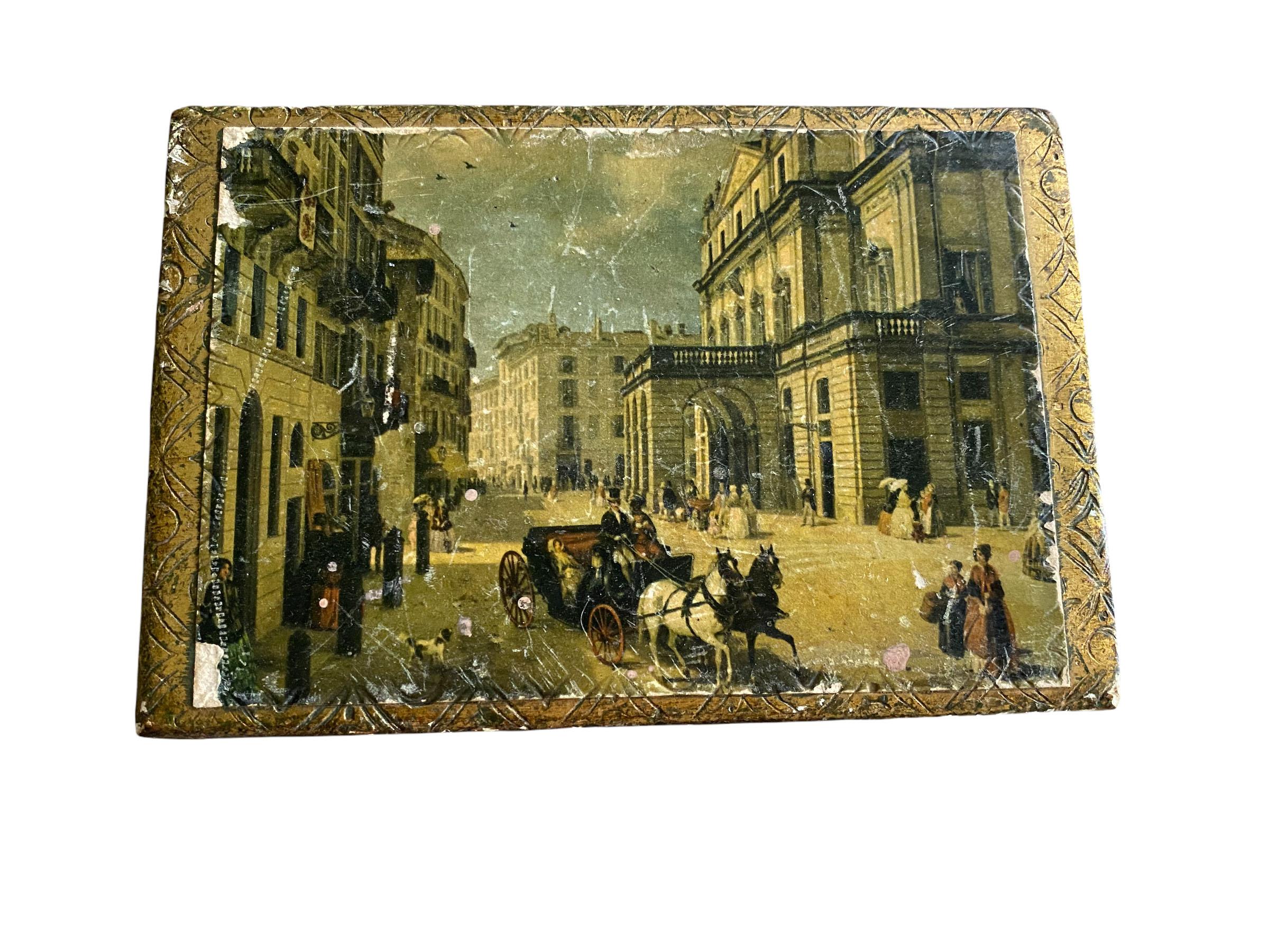 Boîte Florentine italienne du milieu du siècle, dont le couvercle représente une scène de rue antique. Un peu d'usure sur la partie supérieure, mais elle est encore bien visible.