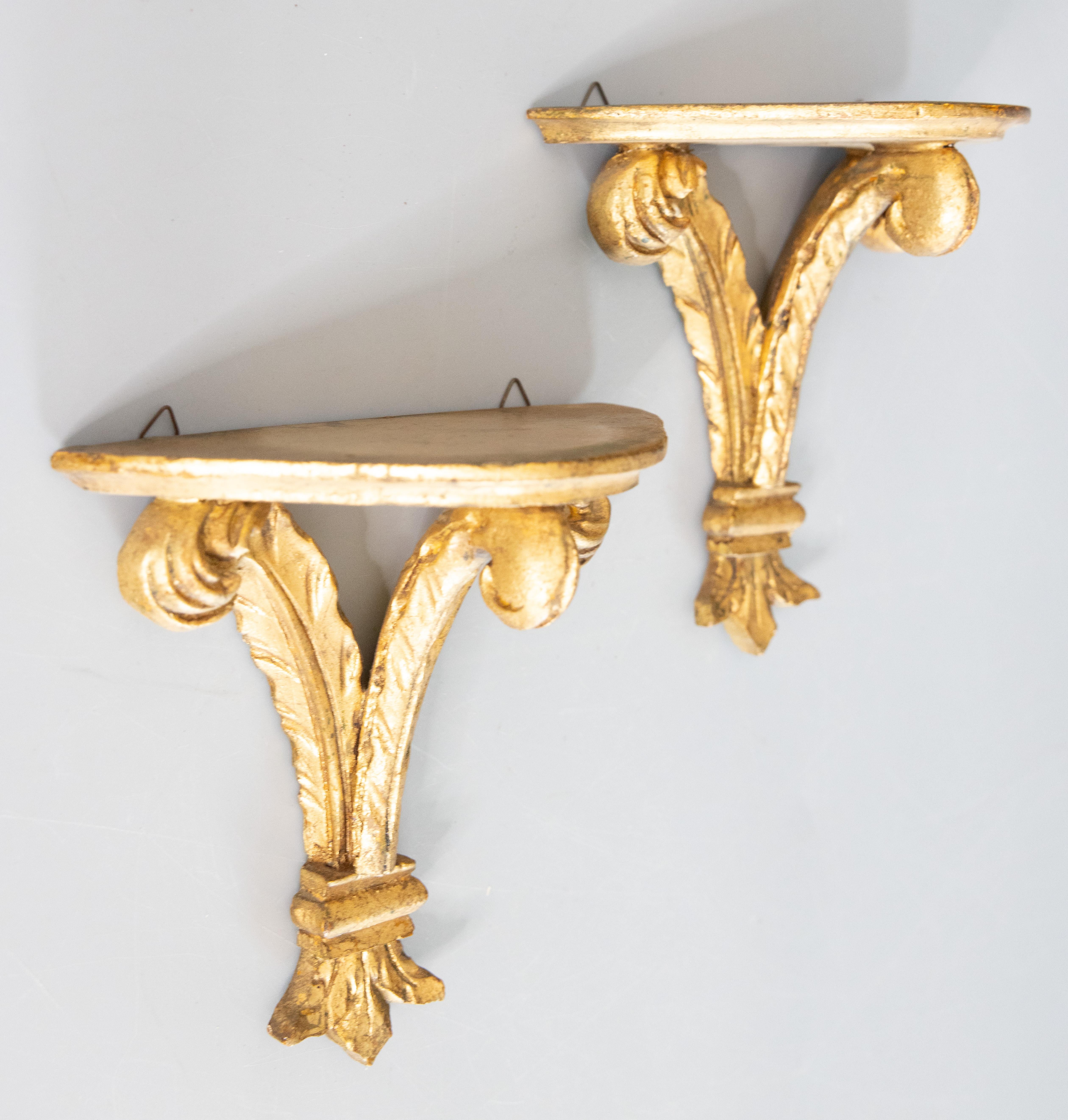 Pair of Italian Florentine Carved Feather Giltwood Wall Brackets, circa 1950 In Good Condition For Sale In Pearland, TX
