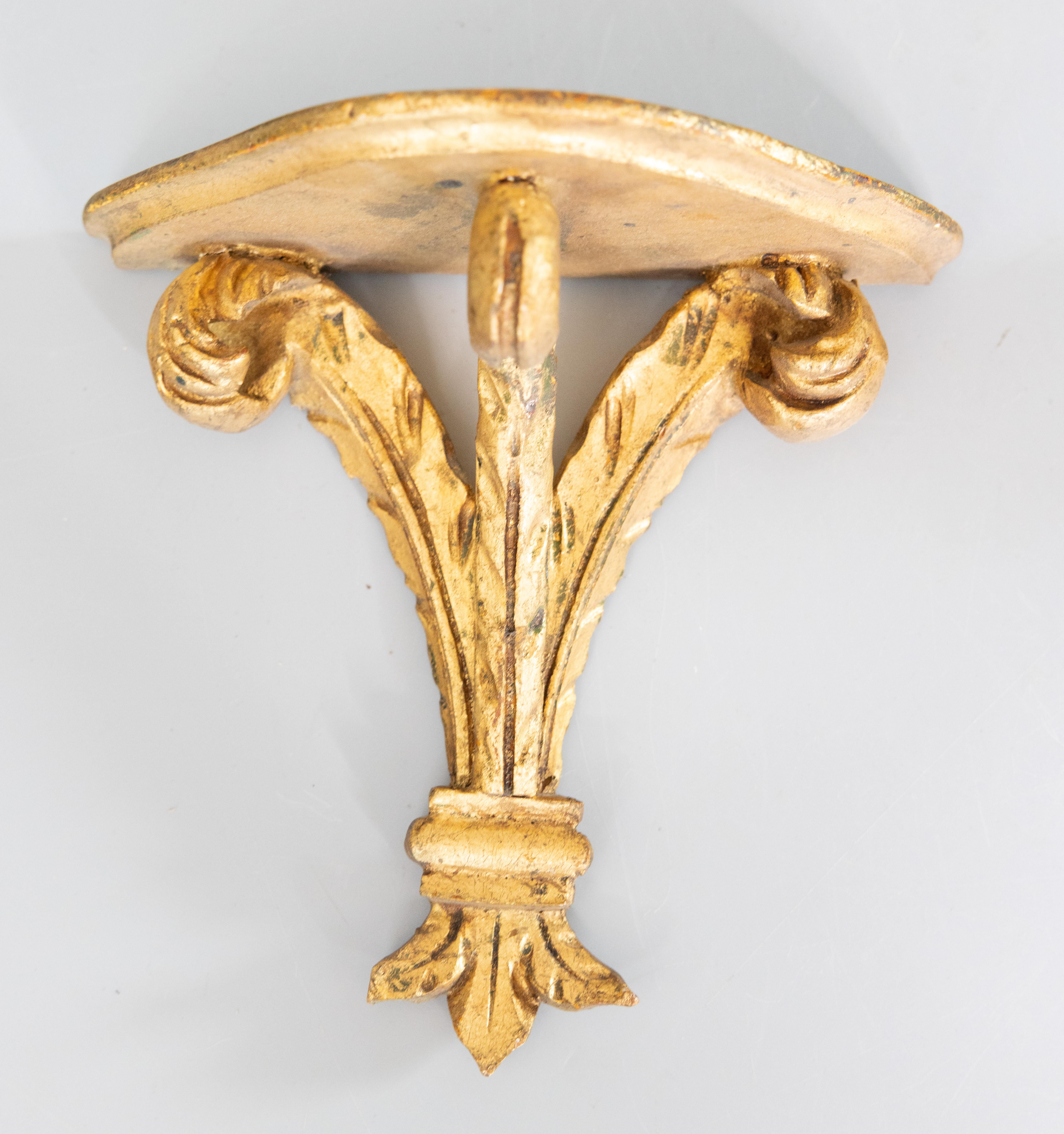 Mid-20th Century Pair of Italian Florentine Carved Feather Giltwood Wall Brackets, circa 1950 For Sale