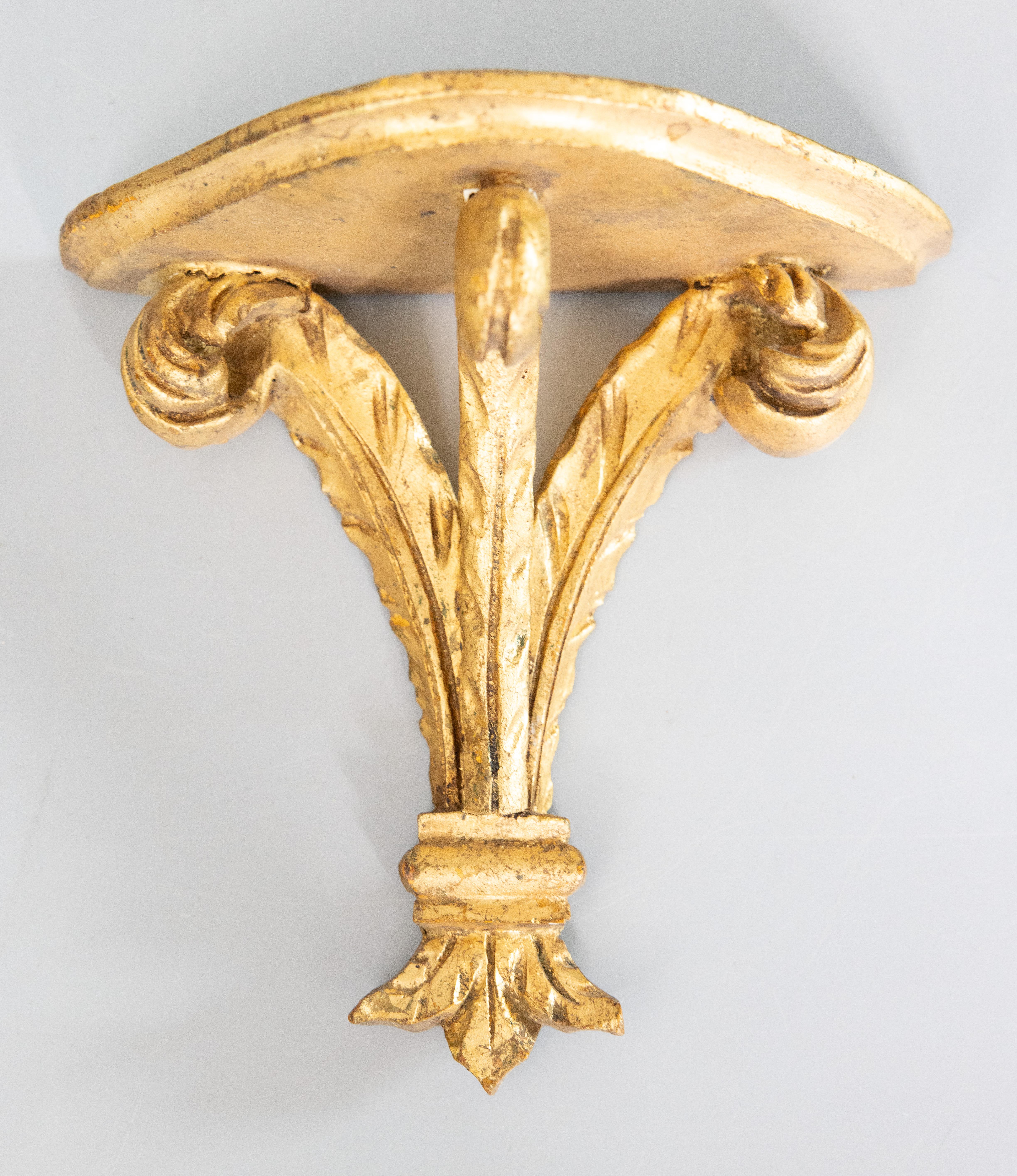 Pair of Italian Florentine Carved Feather Giltwood Wall Brackets, circa 1950 For Sale 1
