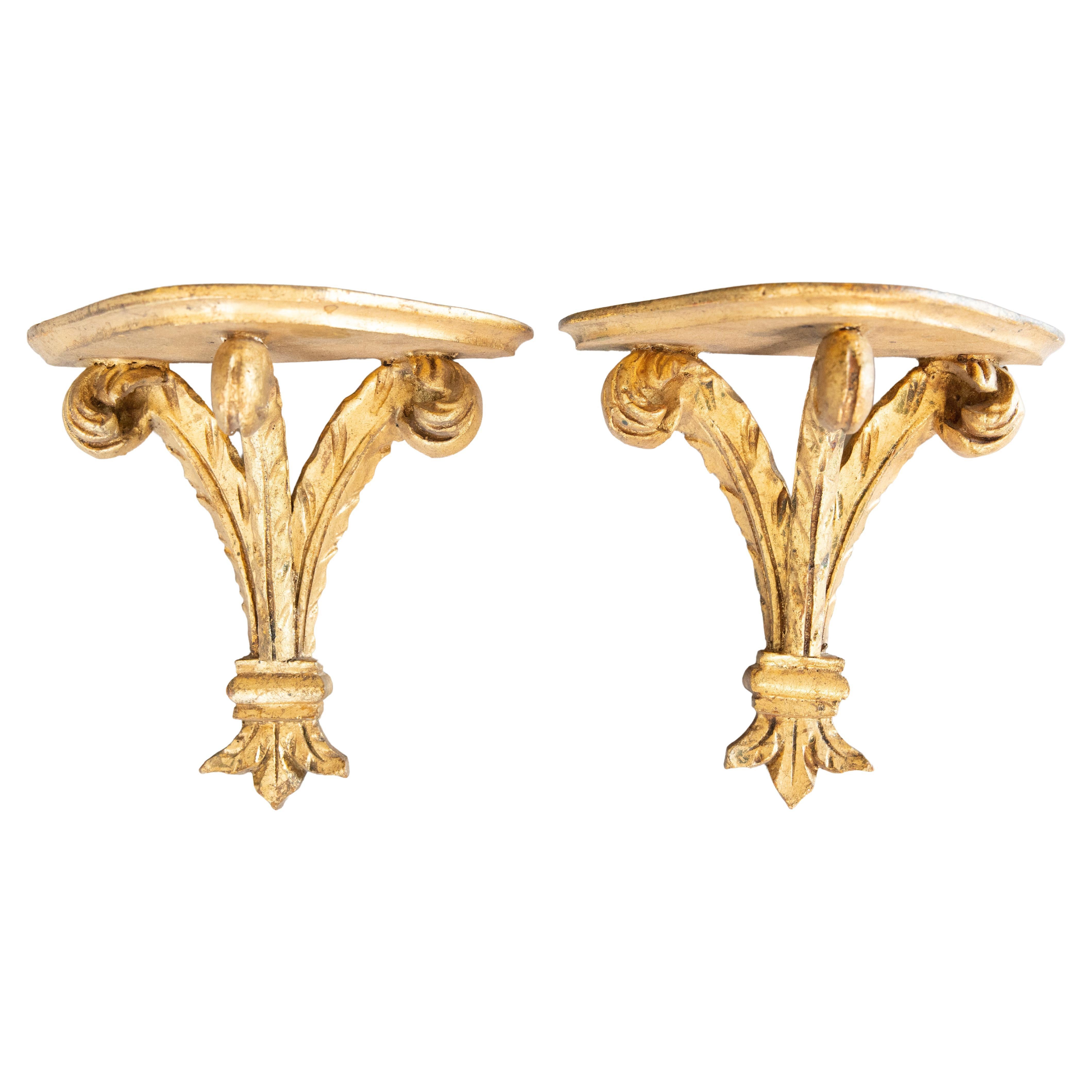 Pareja de ménsulas de pared italianas de madera de giltwood tallada en forma de pluma, hacia 1950