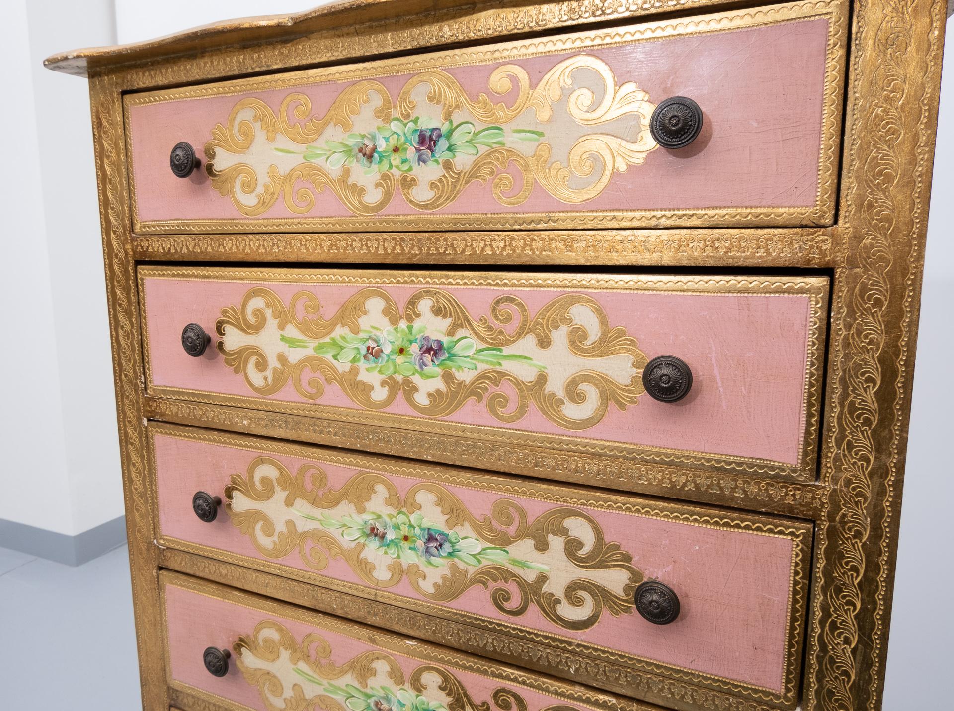 Lovely chest off drawers. 7 drawers. Hand painted flowers pink base color, and gilded wood.
In a Italian Florentine style, 1960s.
 
