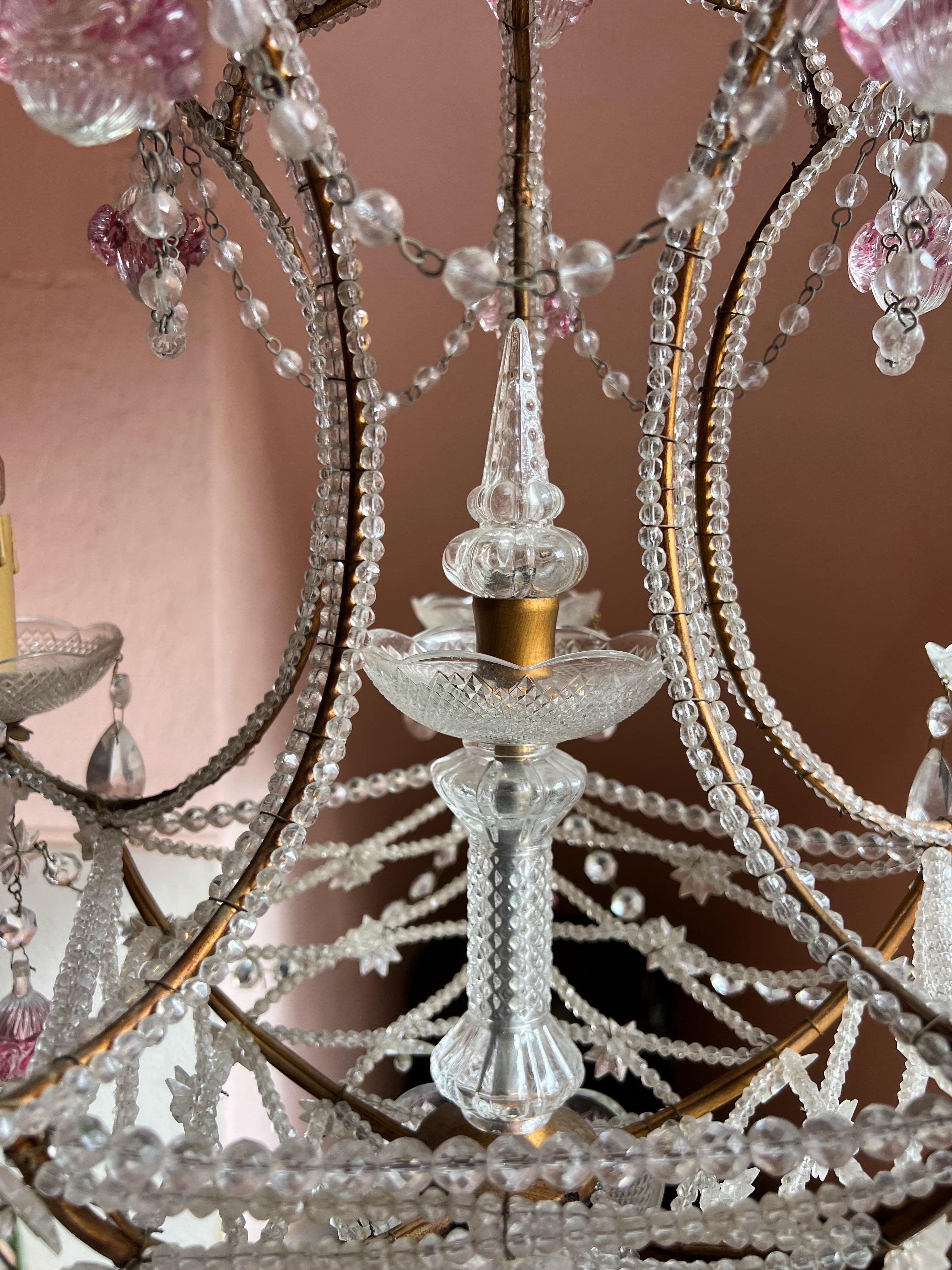 Fatto a mano Swags in cristallo italiano Florentine: Un lampadario a gocce di Murano rosa in vendita