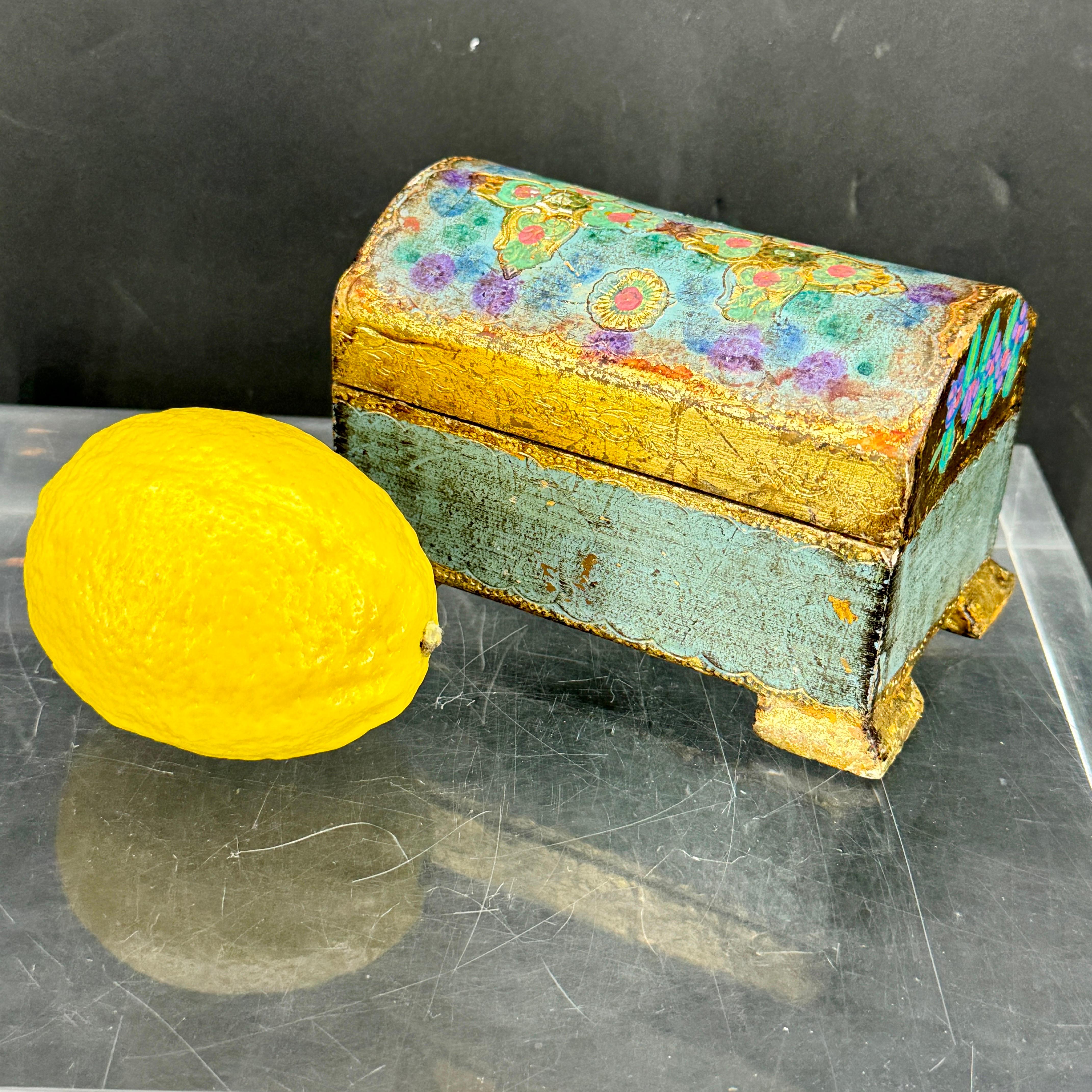 Encantadora caja artesanal florentina italiana de mediados de siglo. Esta caja de madera dorada forrada puede utilizarse para guardar tus joyas favoritas, así como una pieza independiente en una mesita auxiliar a modo de decoración. Gran pieza para