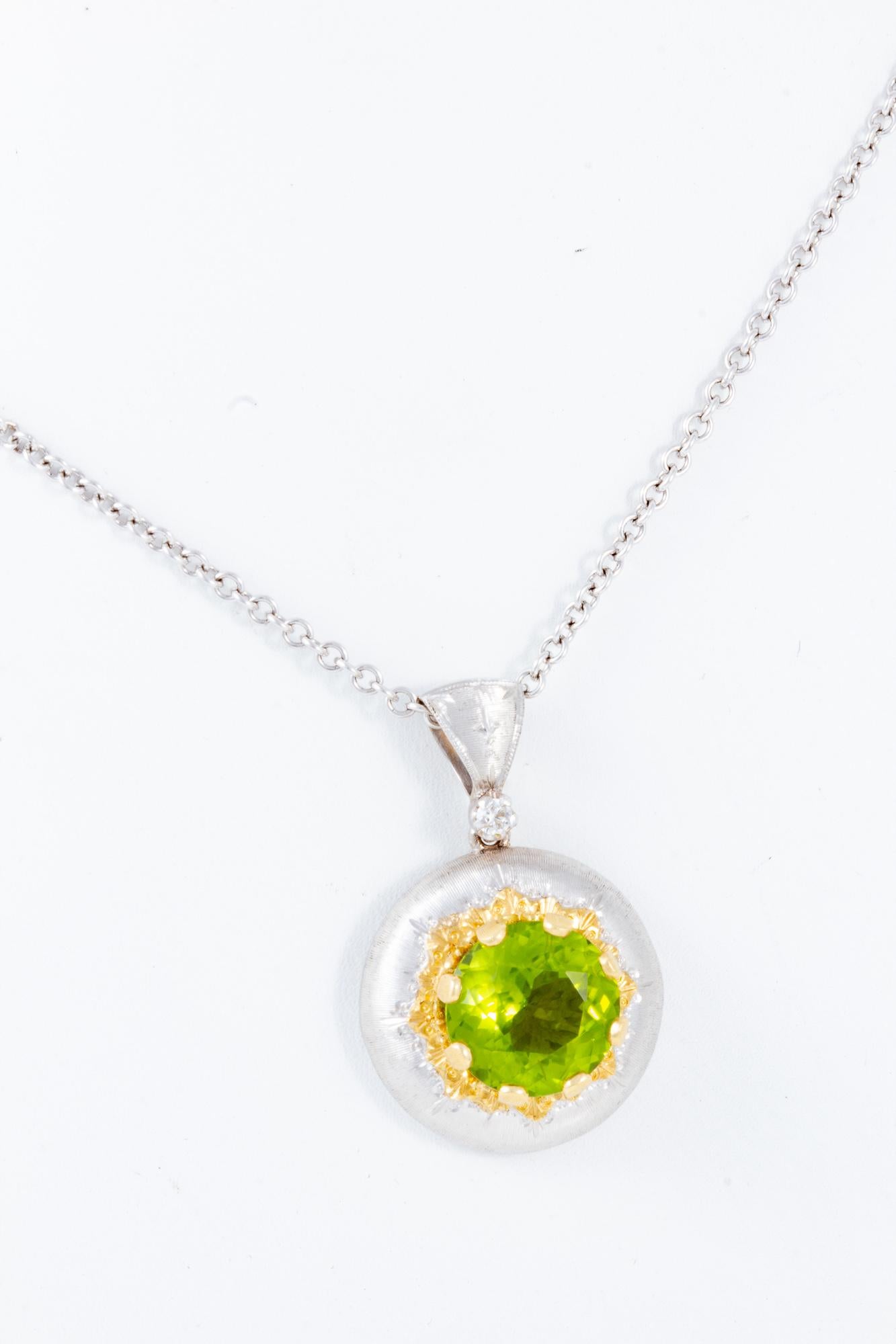 Italian Florentine Engraved 5.30ct  Peridot Pendant in 18 kt two tone Gold  For Sale 5