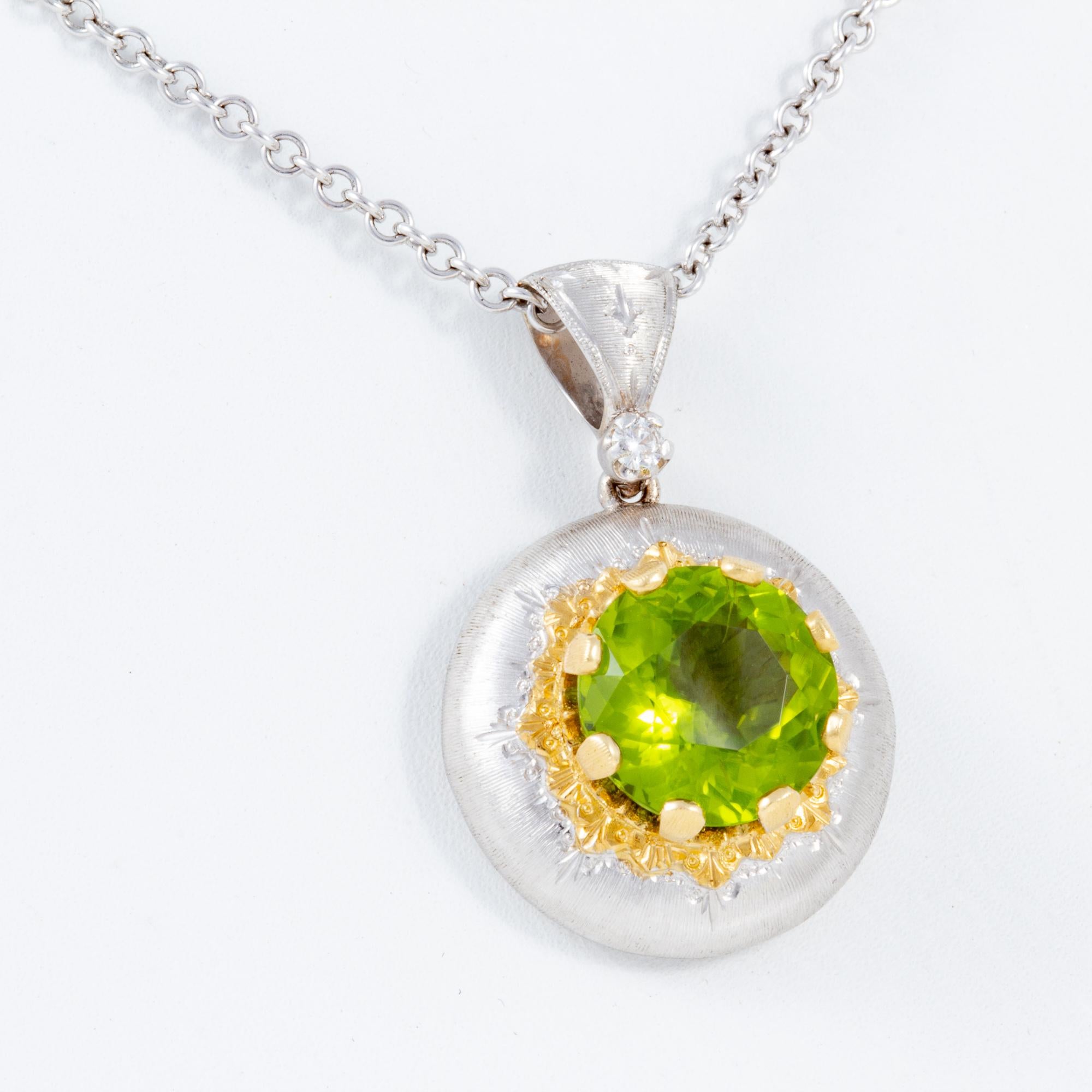 Italian Florentine Engraved 5.30ct  Peridot Pendant in 18 kt two tone Gold  For Sale 6