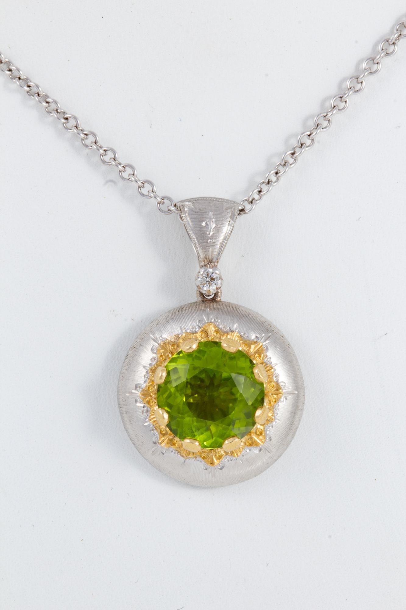 Italian Florentine Engraved 5.30ct  Peridot Pendant in 18 kt two tone Gold  In New Condition For Sale In Houston, TX