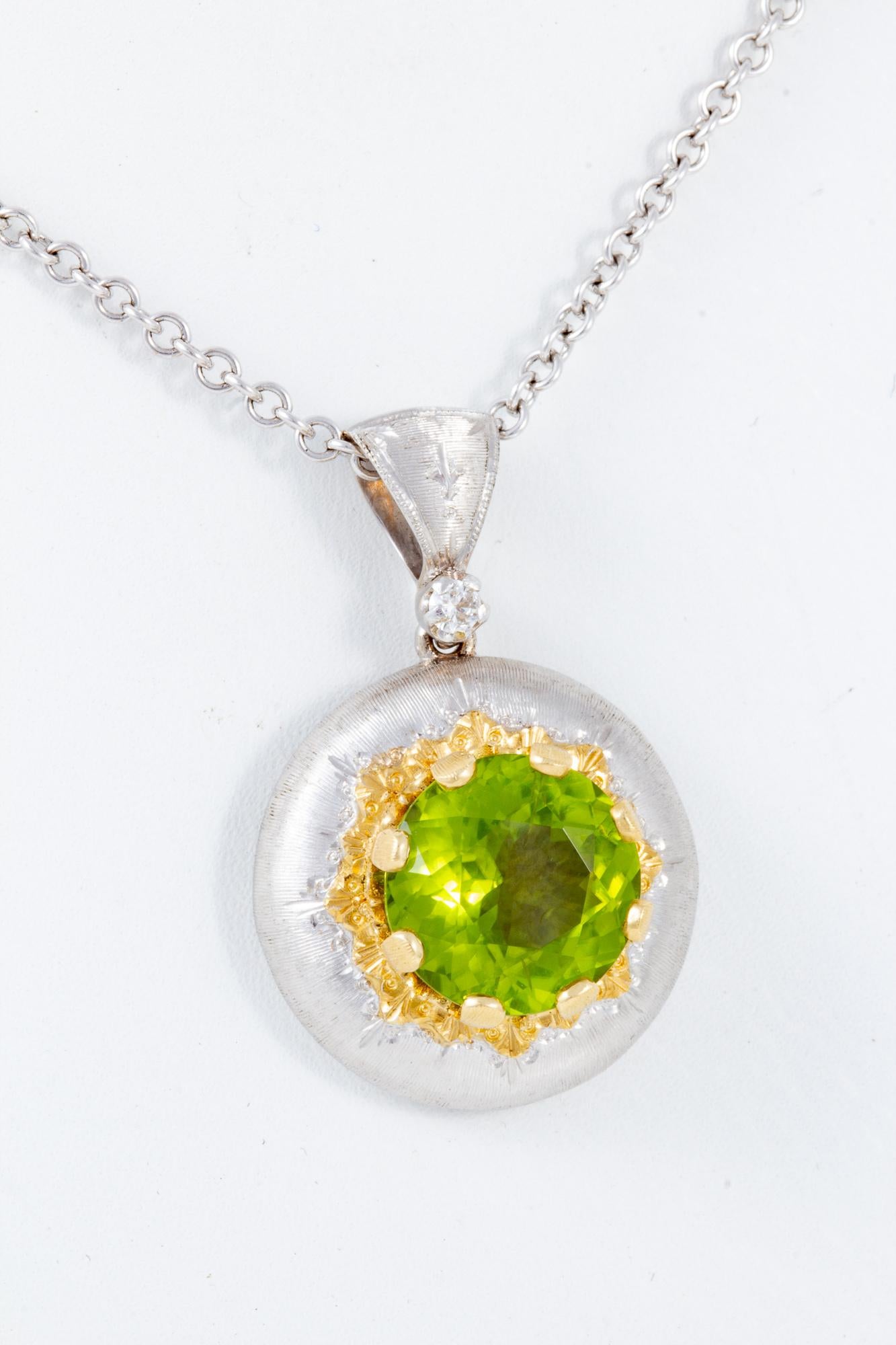 Italian Florentine Engraved 5.30ct  Peridot Pendant in 18 kt two tone Gold  For Sale 3