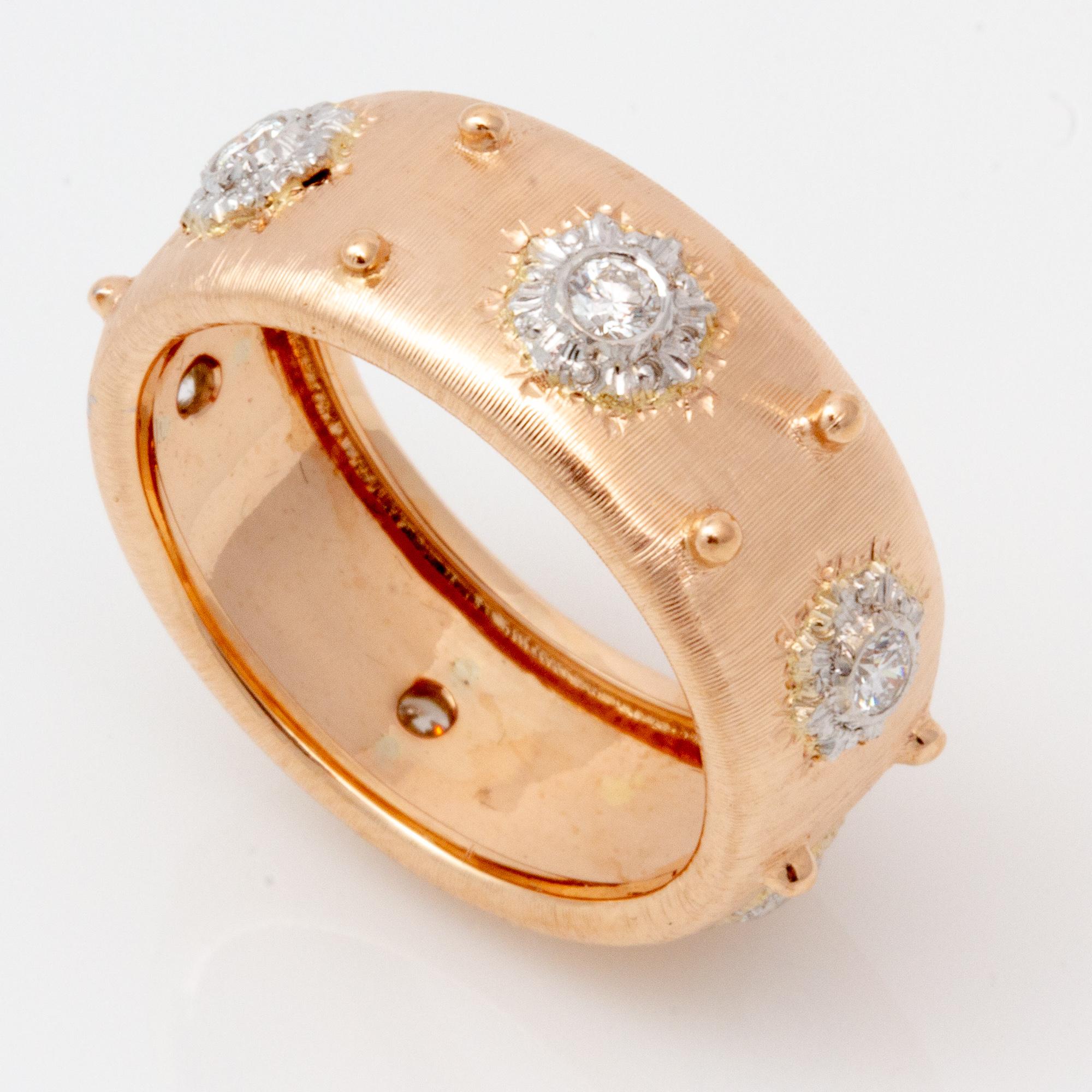 Fabriqué à la main en Italie dans un style florentin de l'ancien monde, cet anneau d'éternité exquis est serti en or rose 18 carats et constitue une très belle bague de tous les jours.  Fabriqué à la main par un petit studio familial à Florence, en