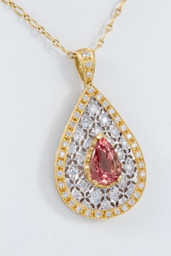 Ciondolo inciso in stile fiorentino con topazio imperiale da 2,63 carati