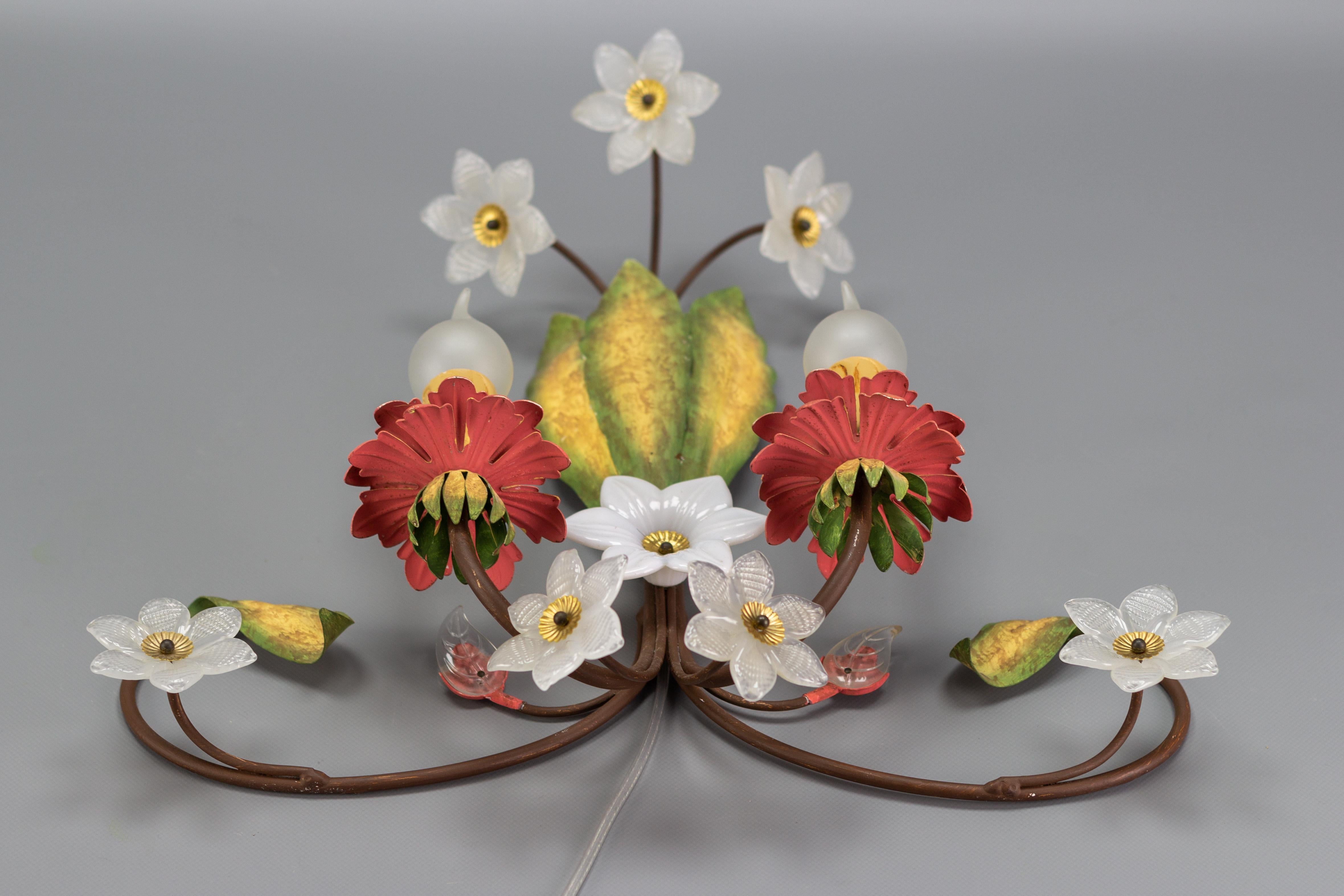 Italian Florentine Flower and Leaf Two-Light Polychrome Metal and Glass Sconce In Good Condition For Sale In Barntrup, DE