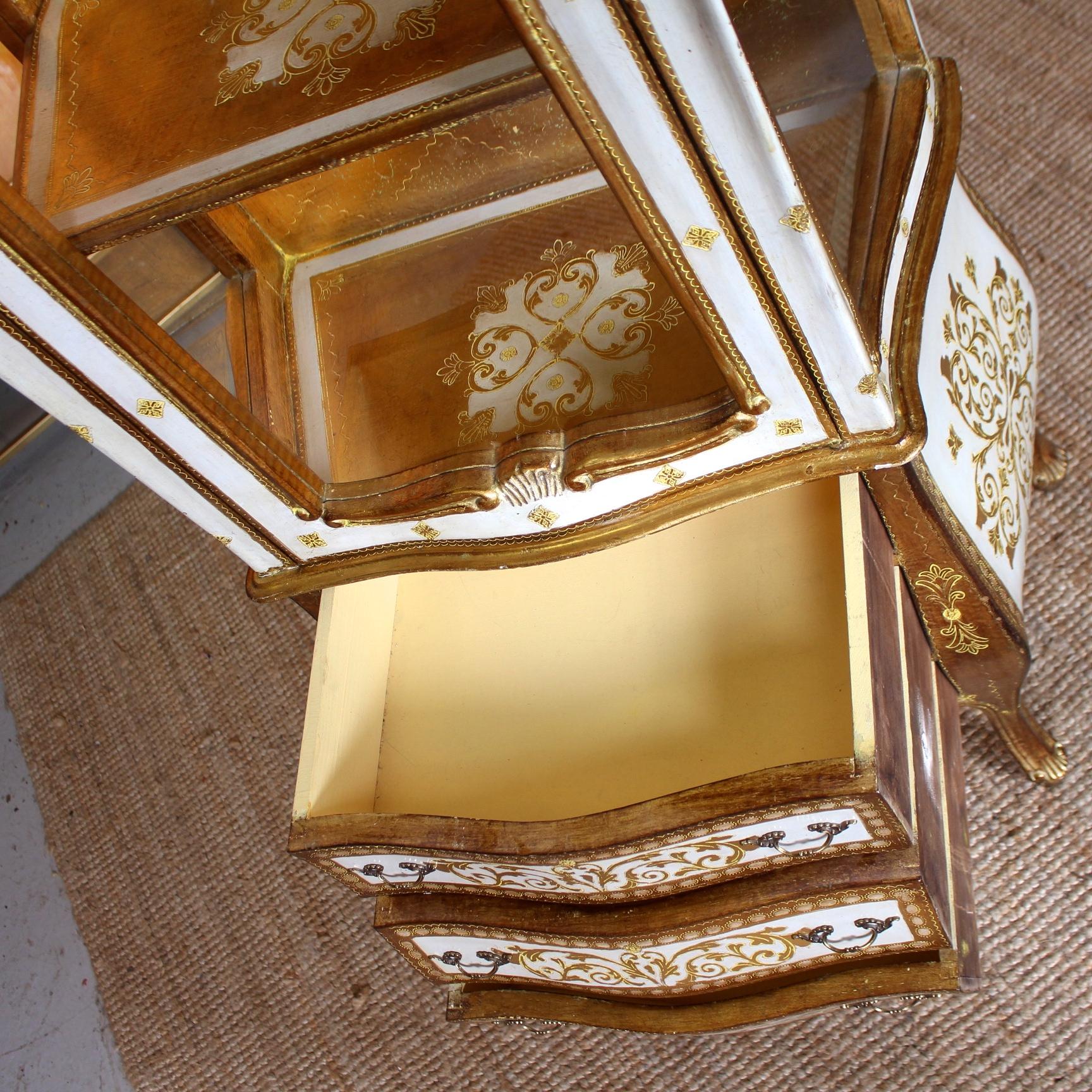 Italian Florentine Gilded Bombe Display Cabinet on Chest Glazed Vintrine For Sale 4