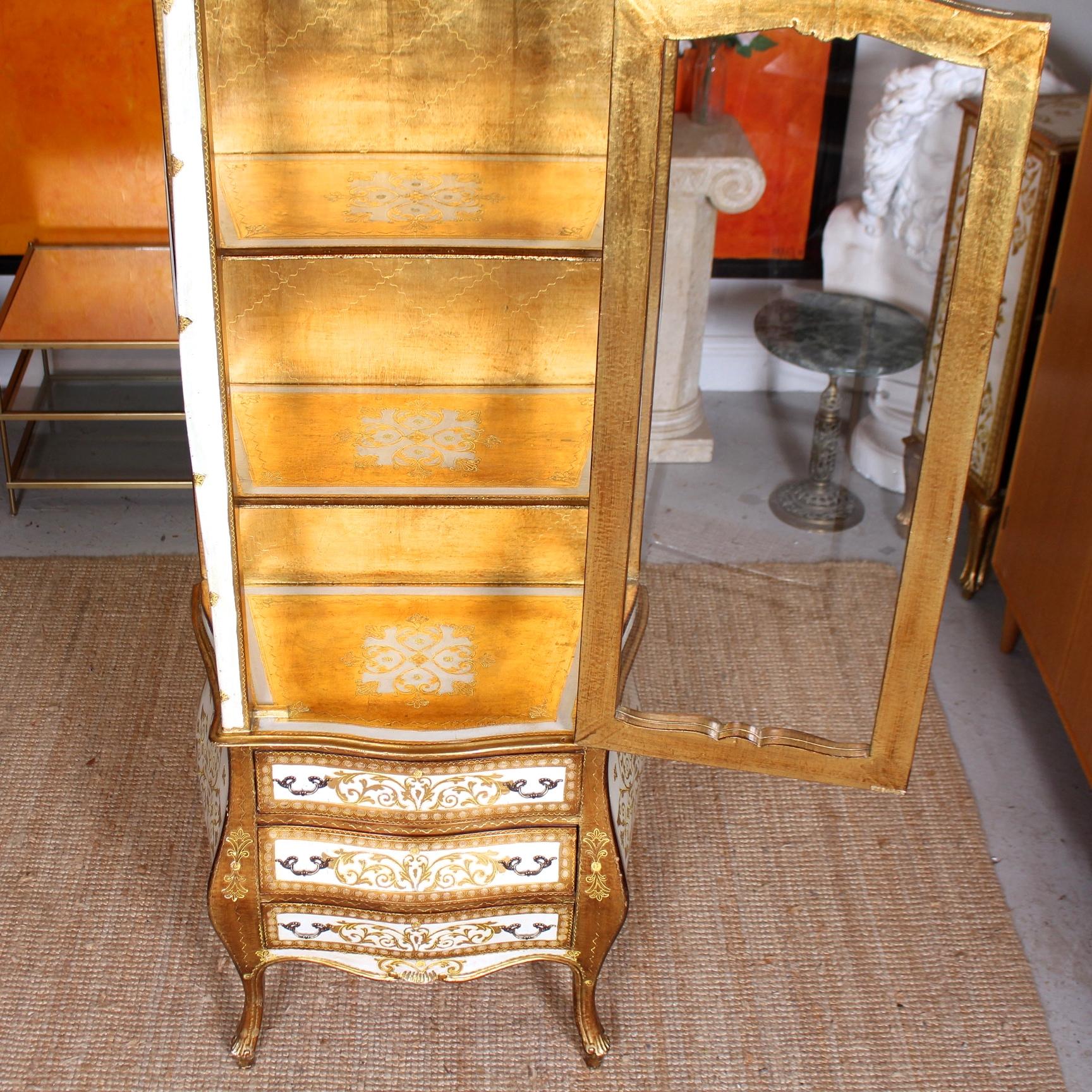 Italian Florentine Gilded Bombe Display Cabinet on Chest Glazed Vintrine In Good Condition For Sale In Newcastle upon Tyne, GB