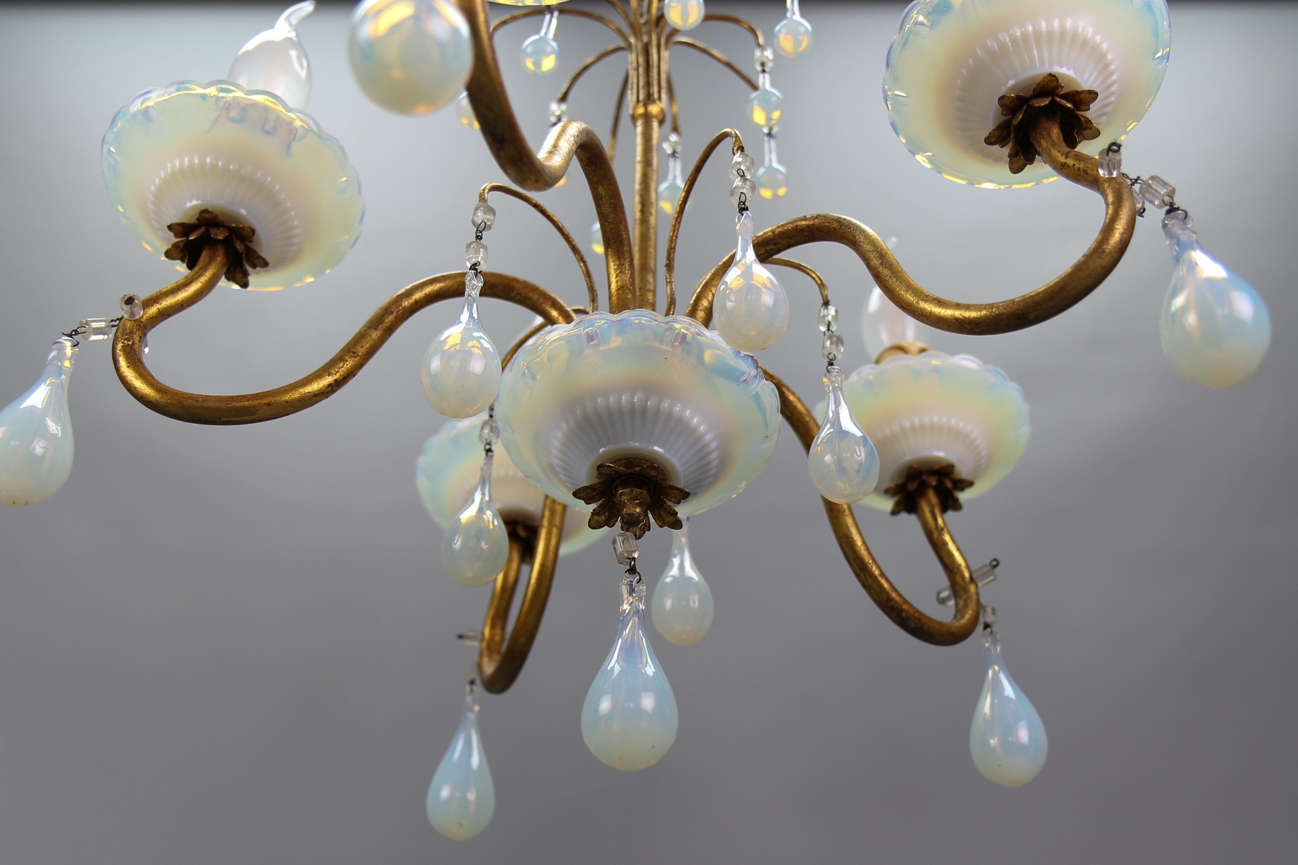 Lustre à cinq lumières en métal doré florentin et verre opalescent blanc, Italie en vente 3