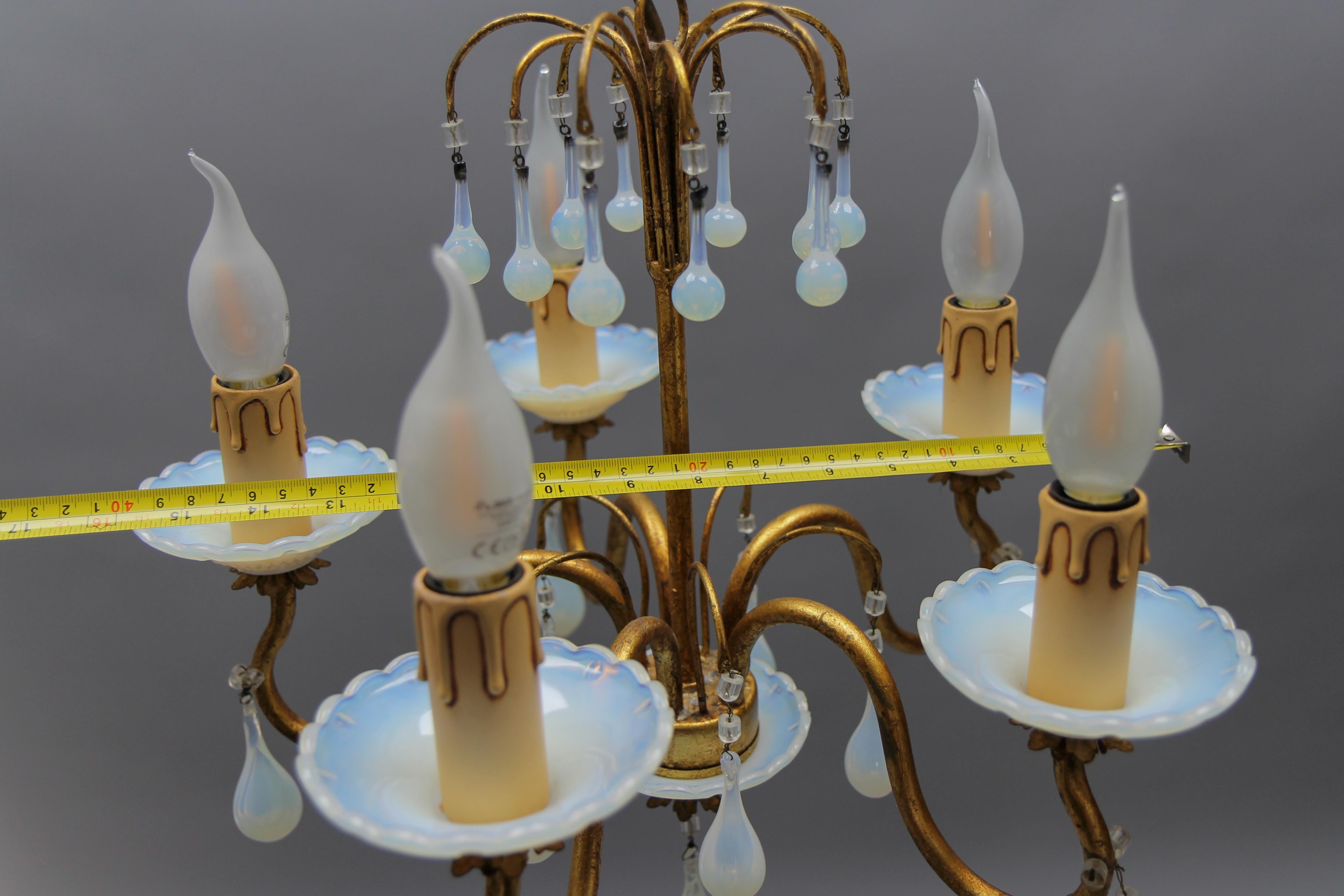 Italienischer Florentiner fünfflammiger Kronleuchter aus vergoldetem Metall und weißem, opalisierendem Glas im Angebot 9