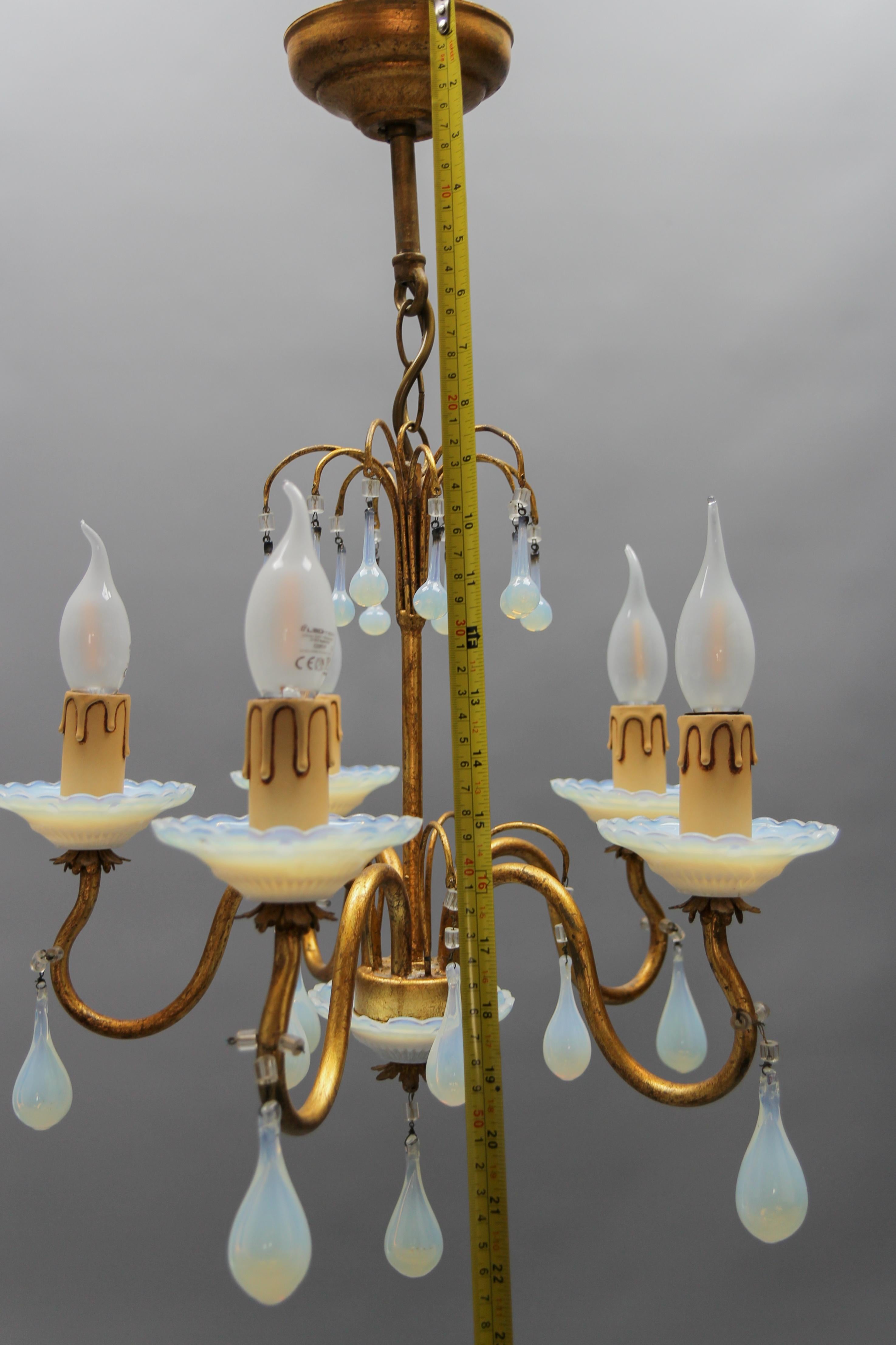 Italienischer Florentiner fünfflammiger Kronleuchter aus vergoldetem Metall und weißem, opalisierendem Glas im Angebot 10