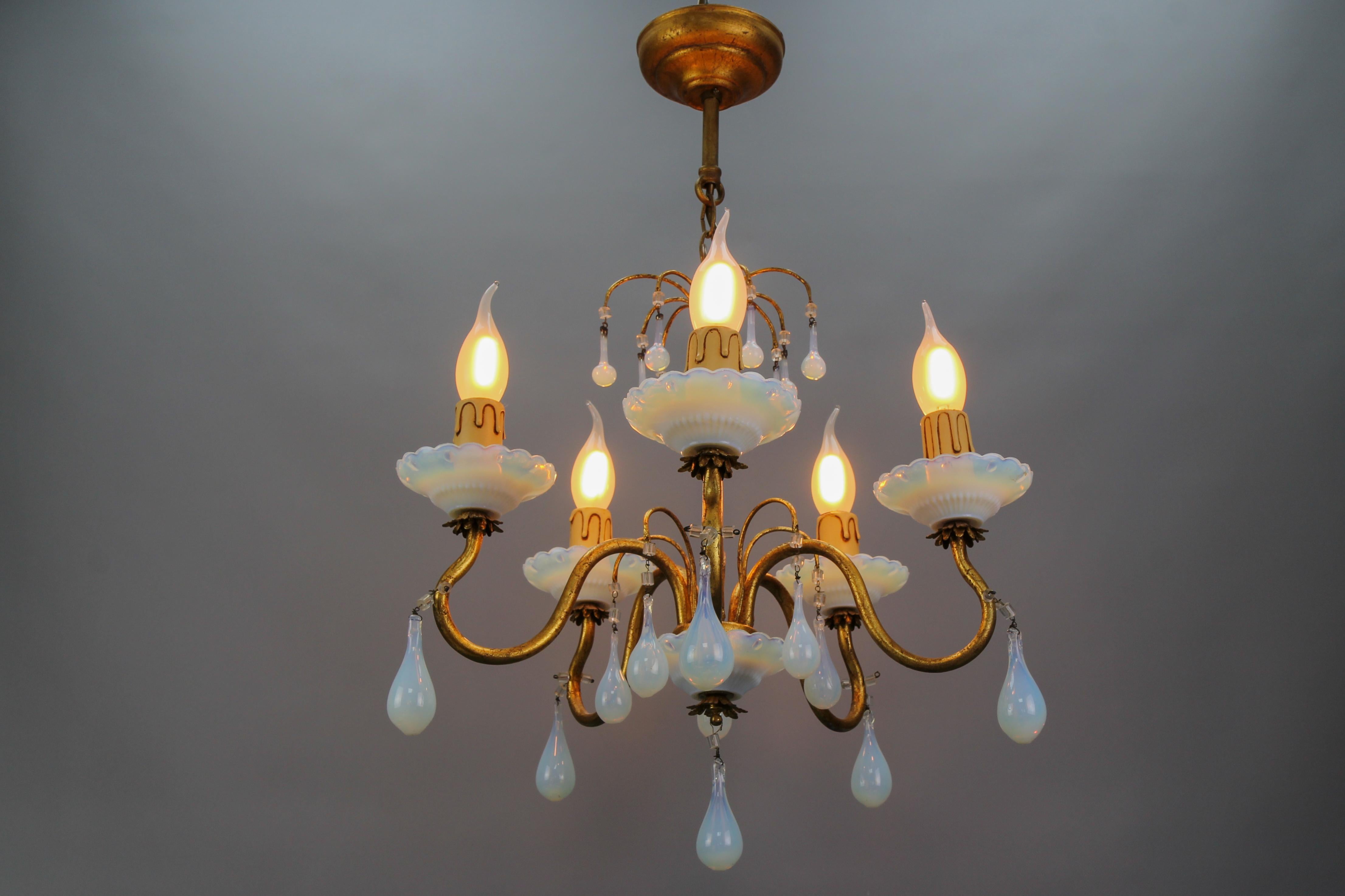 Italian Florentine Gilt Metal and White Opalescent Glass Five-Light Chandelier In Good Condition For Sale In Barntrup, DE