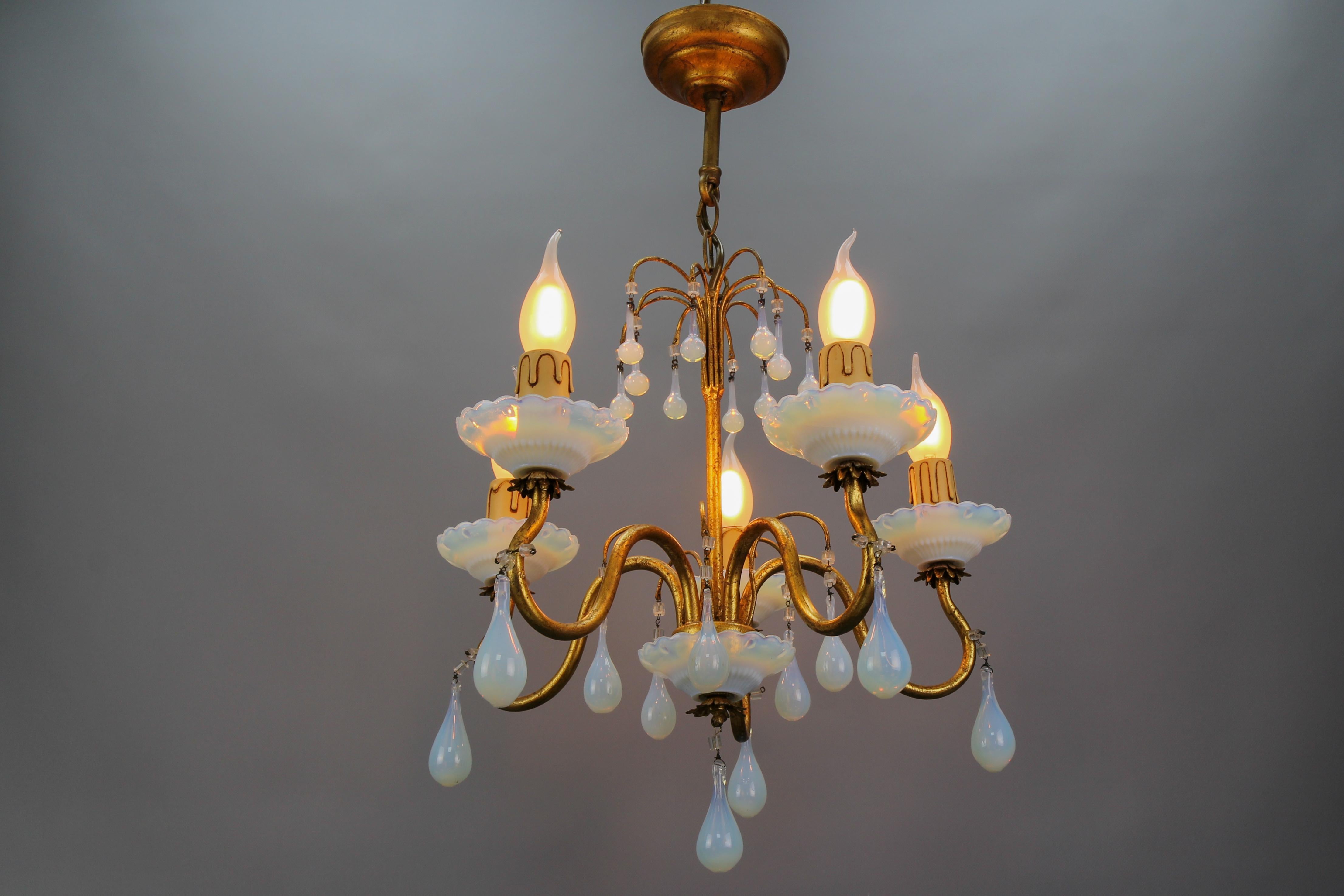 Italian Florentine Gilt Metal and White Opalescent Glass Five-Light Chandelier For Sale 1