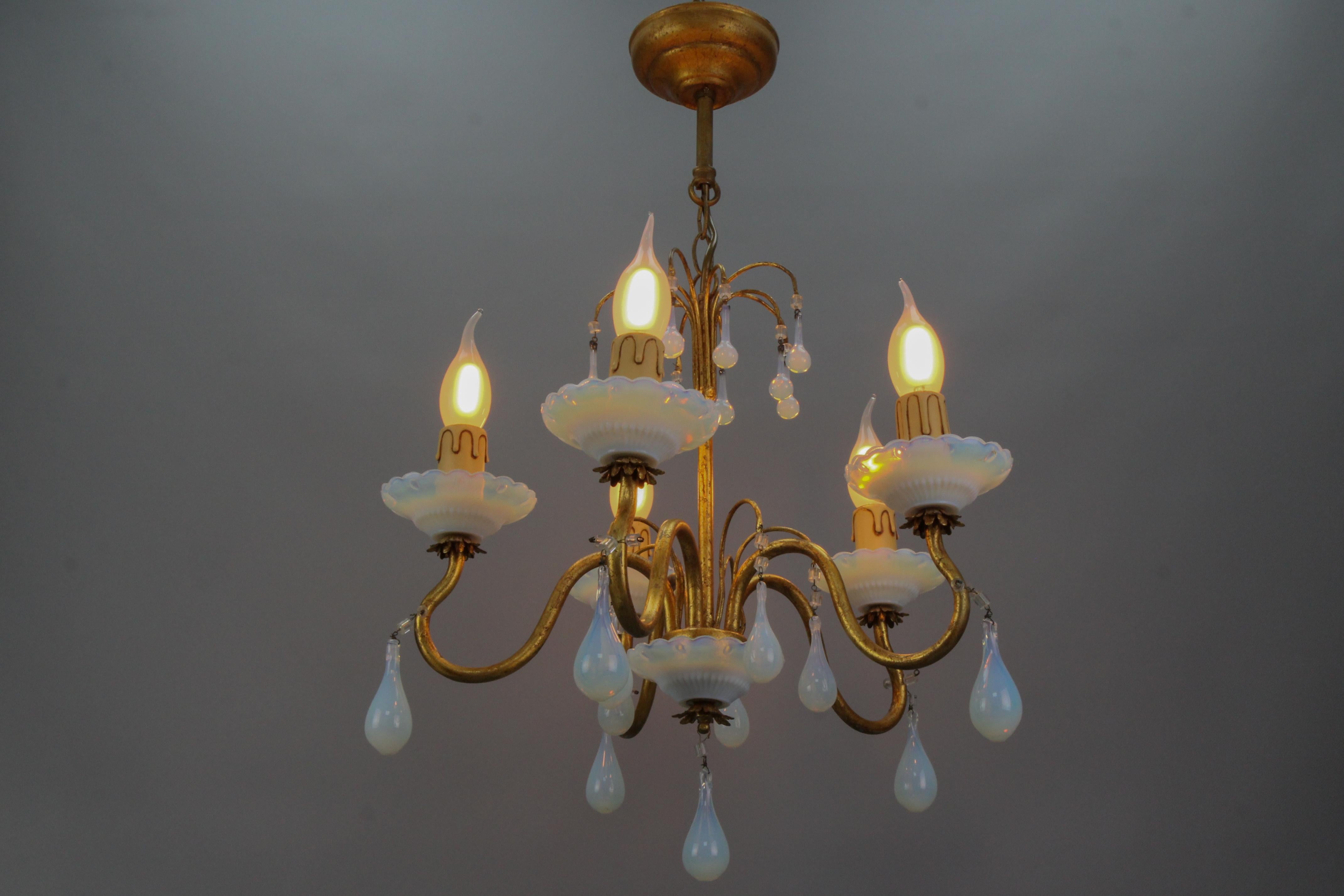 Fin du 20e siècle Lustre à cinq lumières en métal doré florentin et verre opalescent blanc, Italie en vente