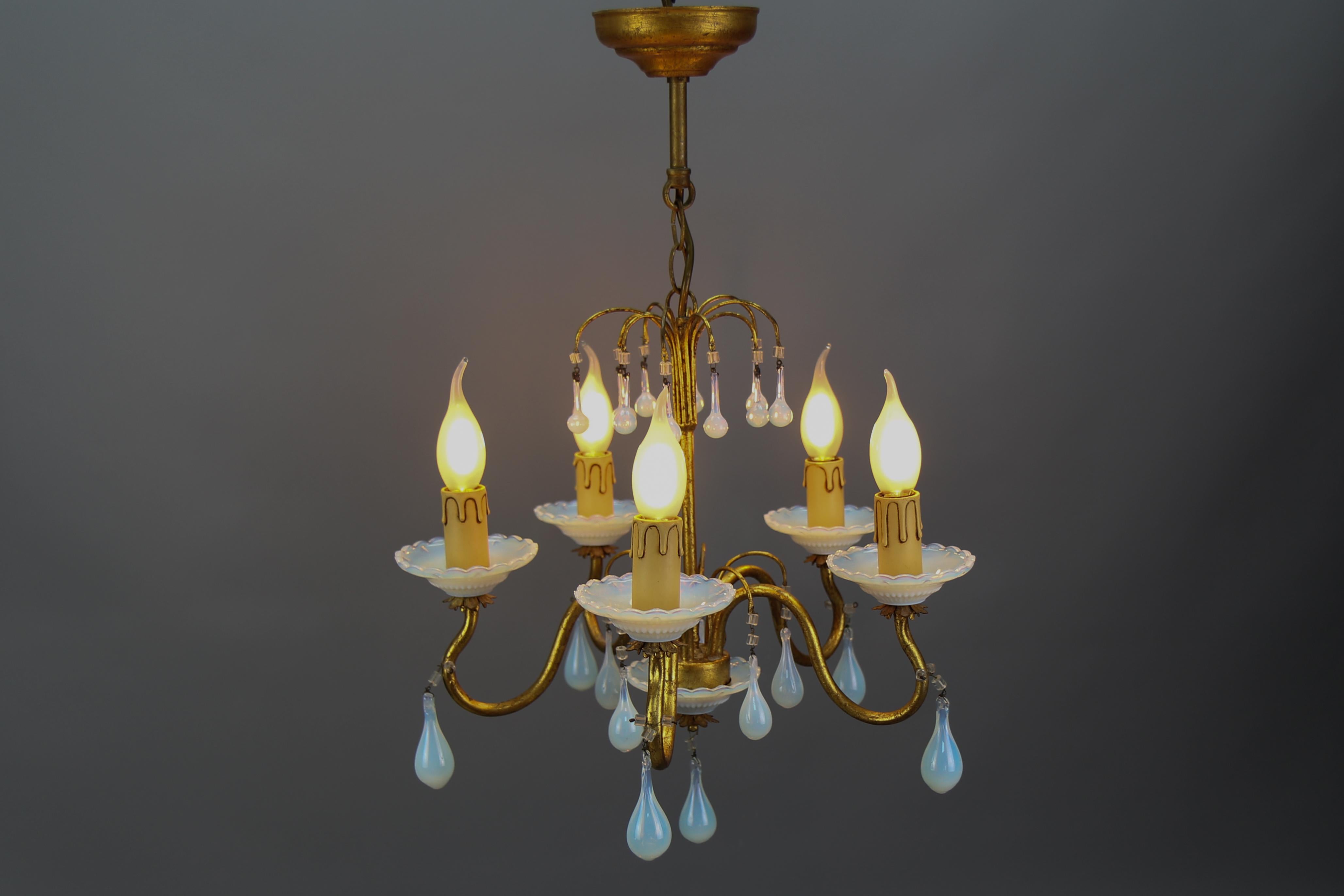 Italienischer Florentiner fünfflammiger Kronleuchter aus vergoldetem Metall und weißem, opalisierendem Glas im Angebot 2