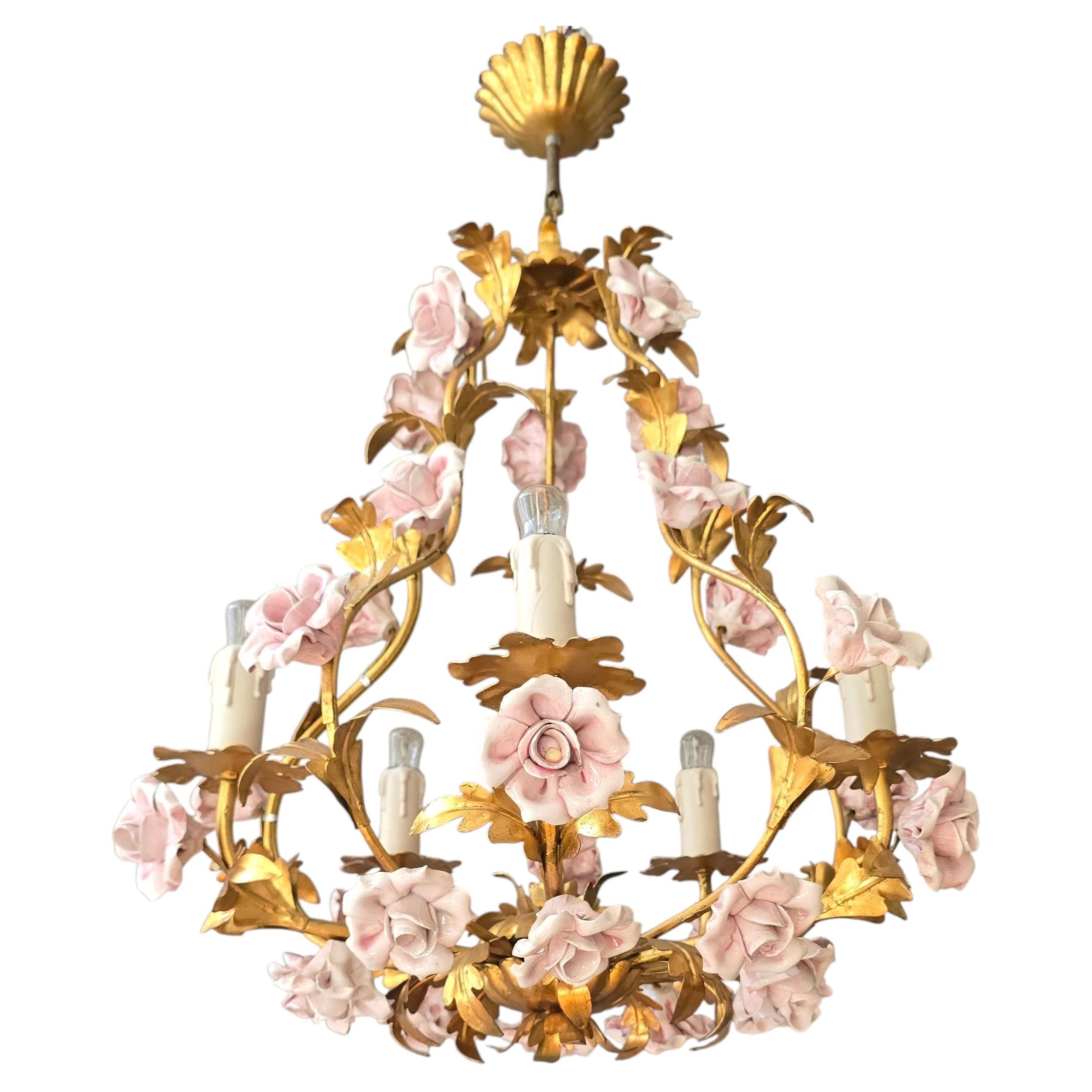 Lampadario Florentine in metallo dorato con rose in porcellana rosa, anni '70