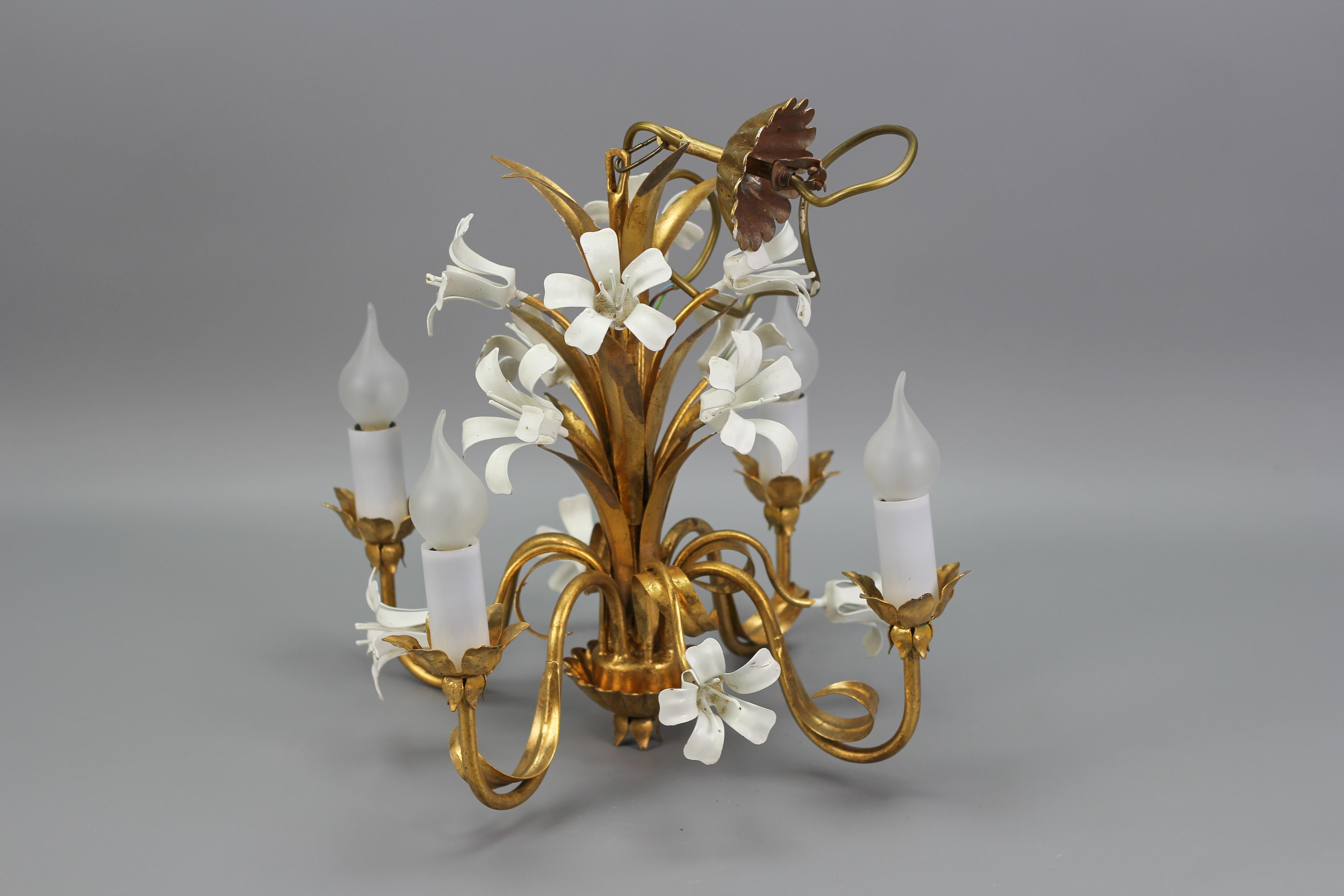 Hollywood Regency Style Gilt Metal Four-Light Chandelier with White Lily Flowers For Sale 8