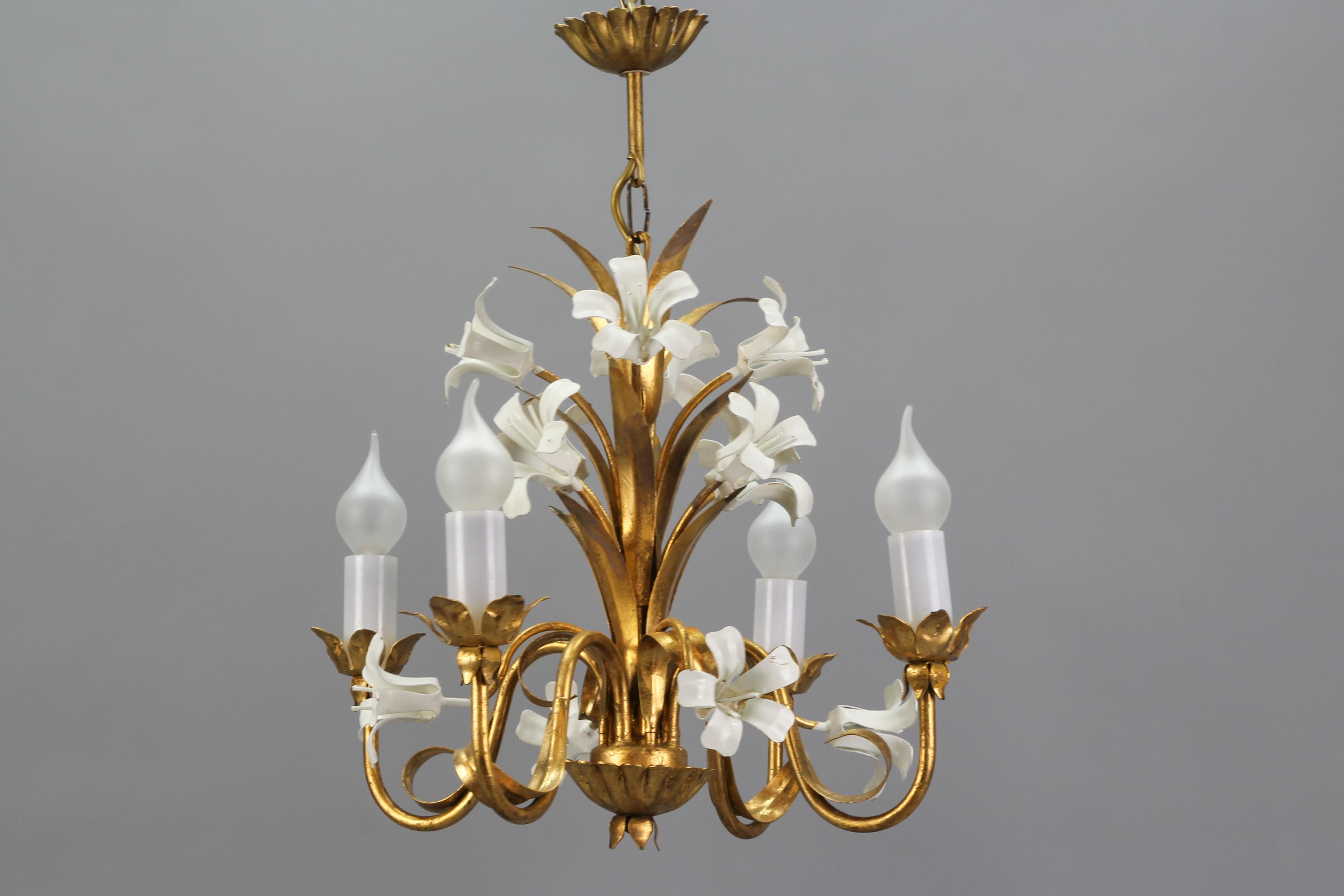 Hollywood Regency Style Gilt Metal Four-Light Chandelier with White Lily Flowers In Good Condition For Sale In Barntrup, DE