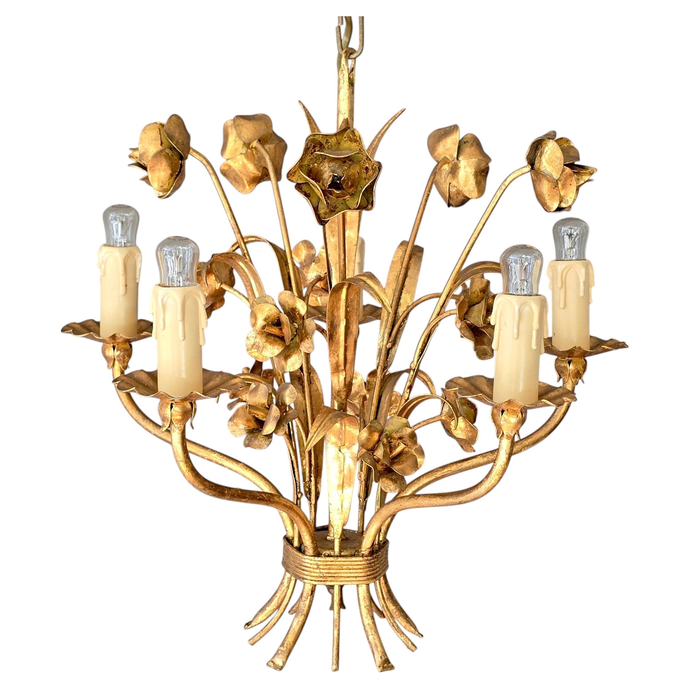 Lámpara de araña italiana de estilo florentino con motivos florales en tole dorado, 5 luces, década de los 70 en venta