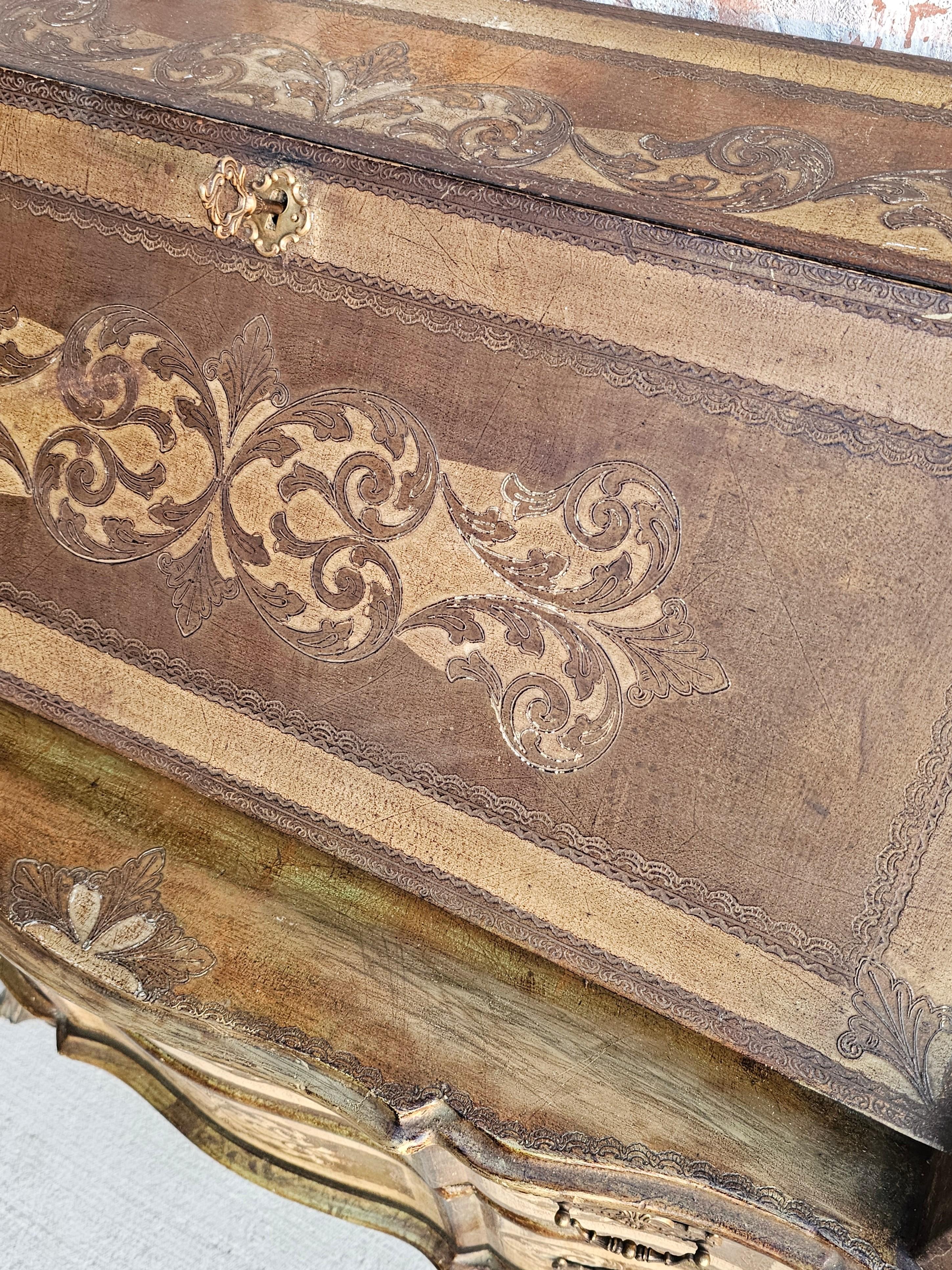 Coffre de bureau en bois doré italien Florentine Secretary Butlers Desk Chest en vente 10