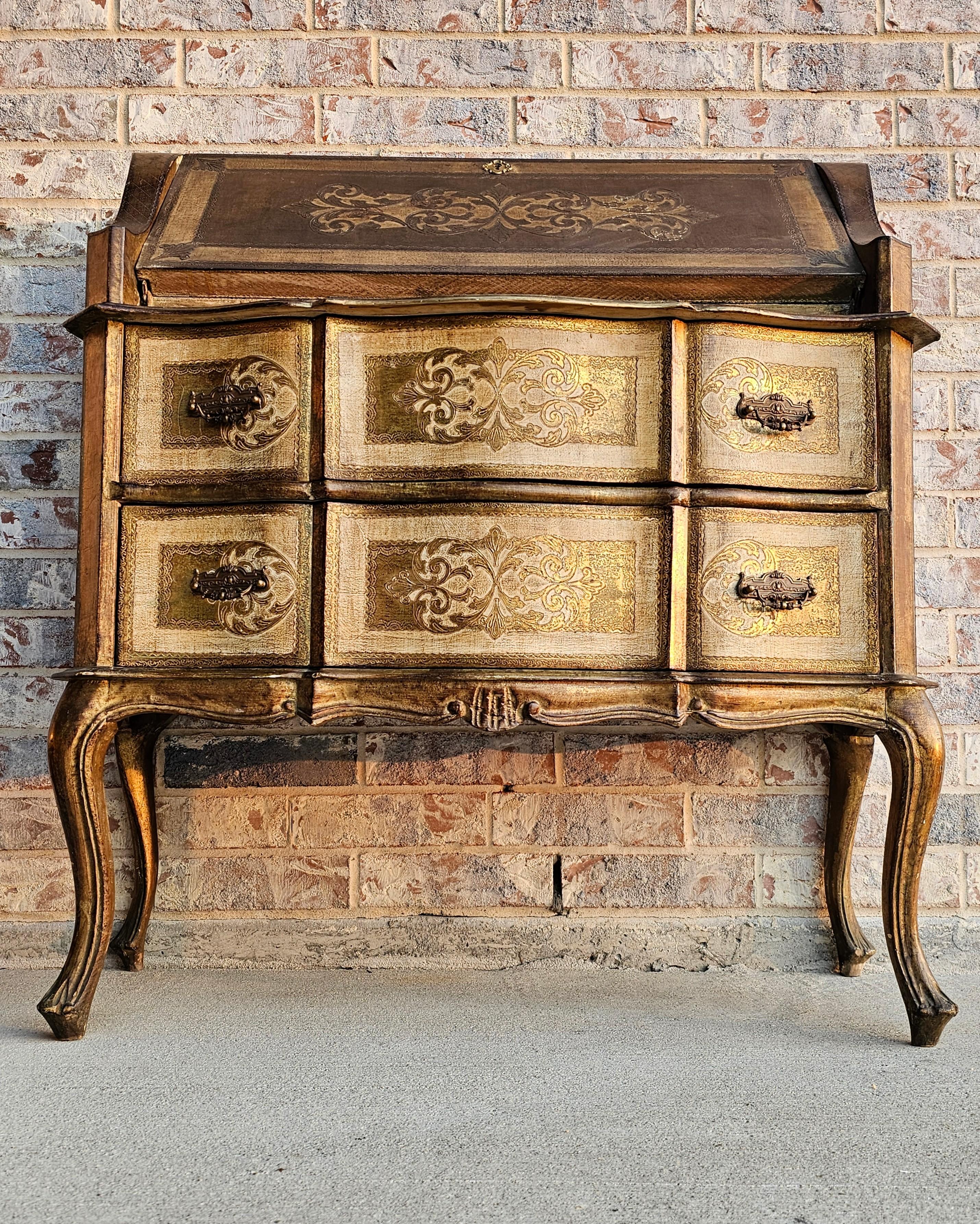 Sculpté Coffre de bureau en bois doré italien Florentine Secretary Butlers Desk Chest en vente