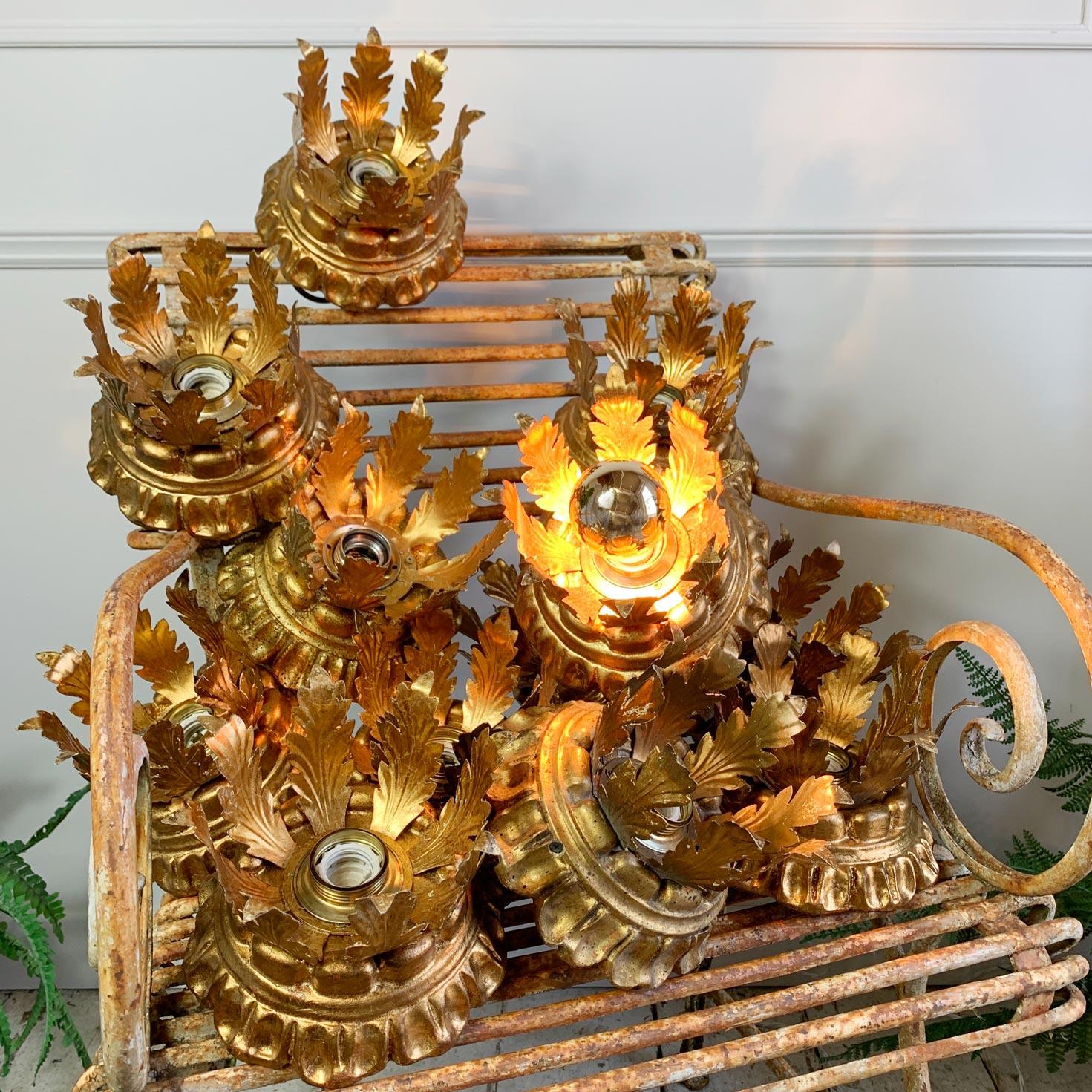 Magnifique plafonnier Florentine sculpté, métal doré sur bois, italien des années 1950.

Les lampes sont dotées d'une seule ampoule E27 (grande vis) et d'un crochet de suspension à l'arrière.

Le prix est pour une lumière

Mesures : Largeur 18cm x