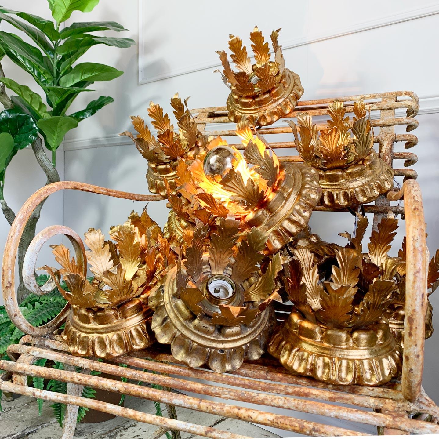 Plafonnier italien en bois doré Florentine Crown Lights Bon état - En vente à Hastings, GB