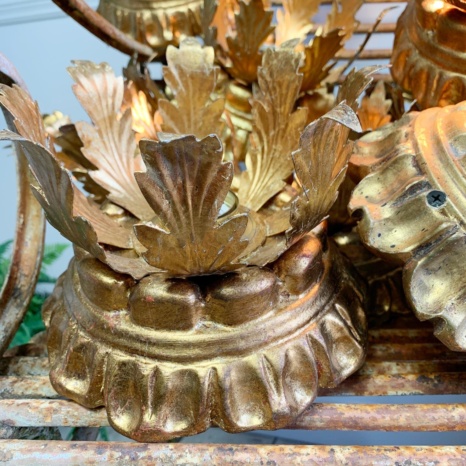 Métal Plafonnier italien en bois doré Florentine Crown Lights en vente