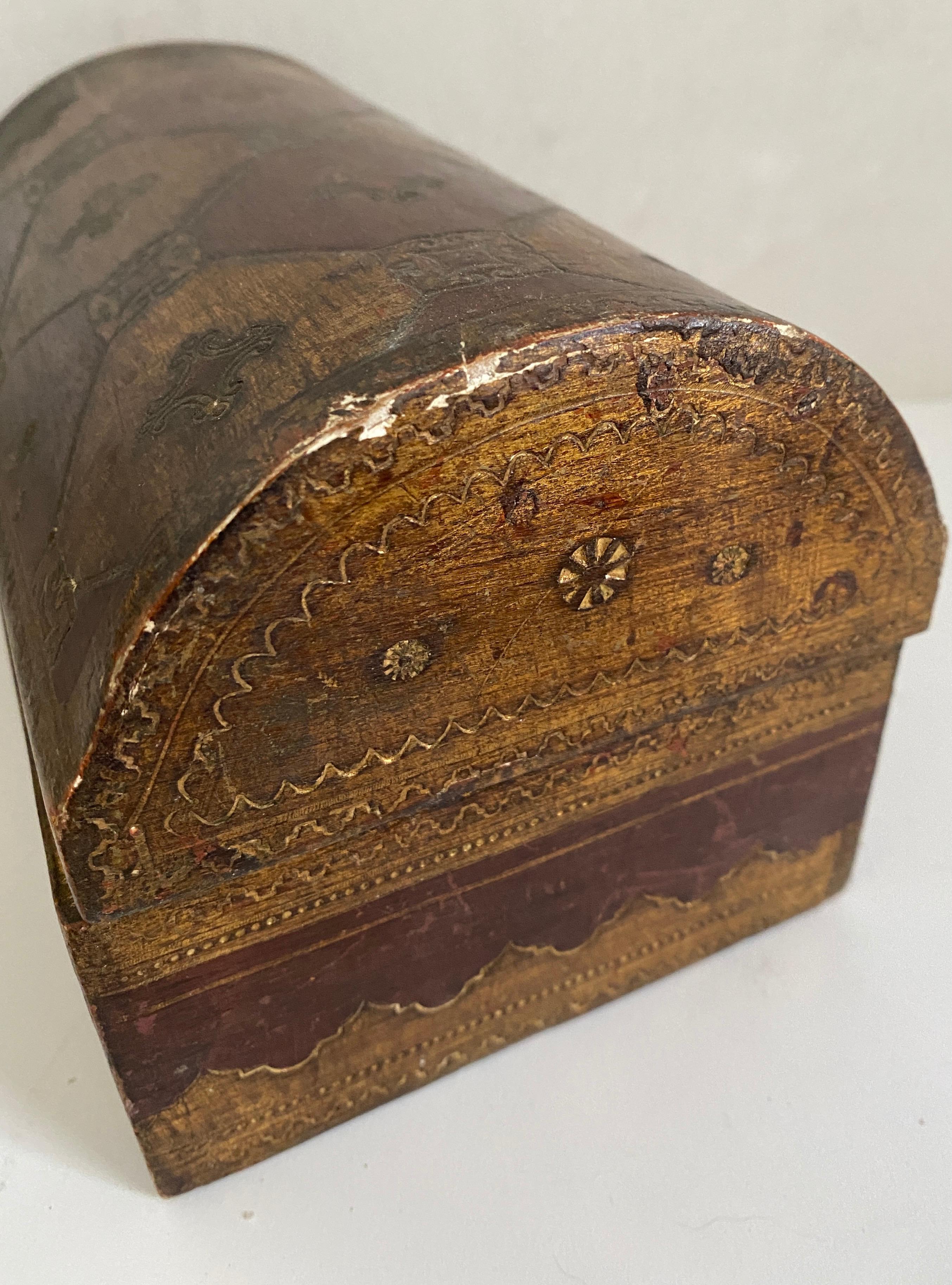 20ième siècle Boîte en forme de dôme en bois doré florentin italien en vente
