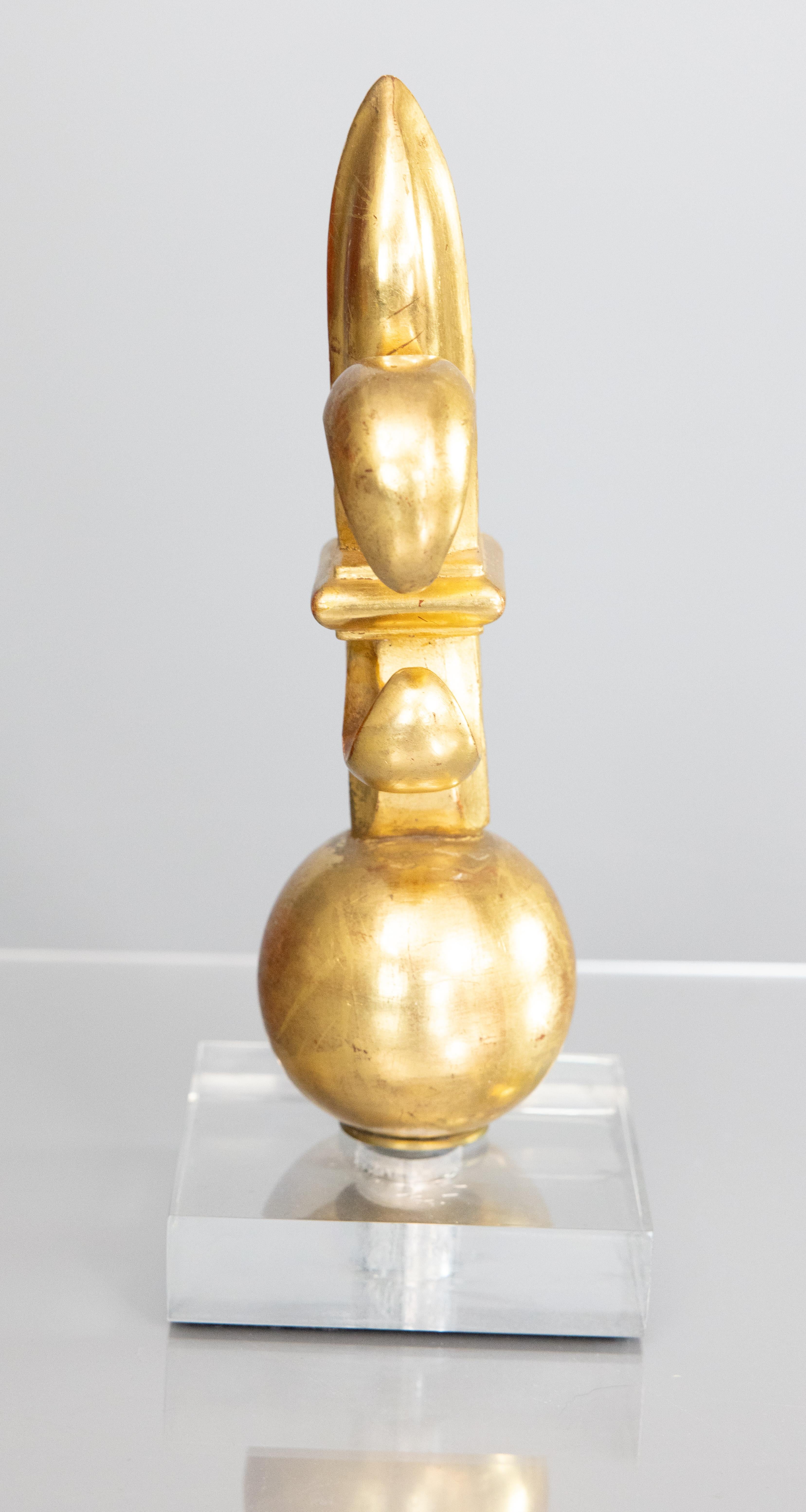 Escultura italiana flor de lis de madera dorada florentina sobre base de lucita, hacia 1950 Italiano en venta