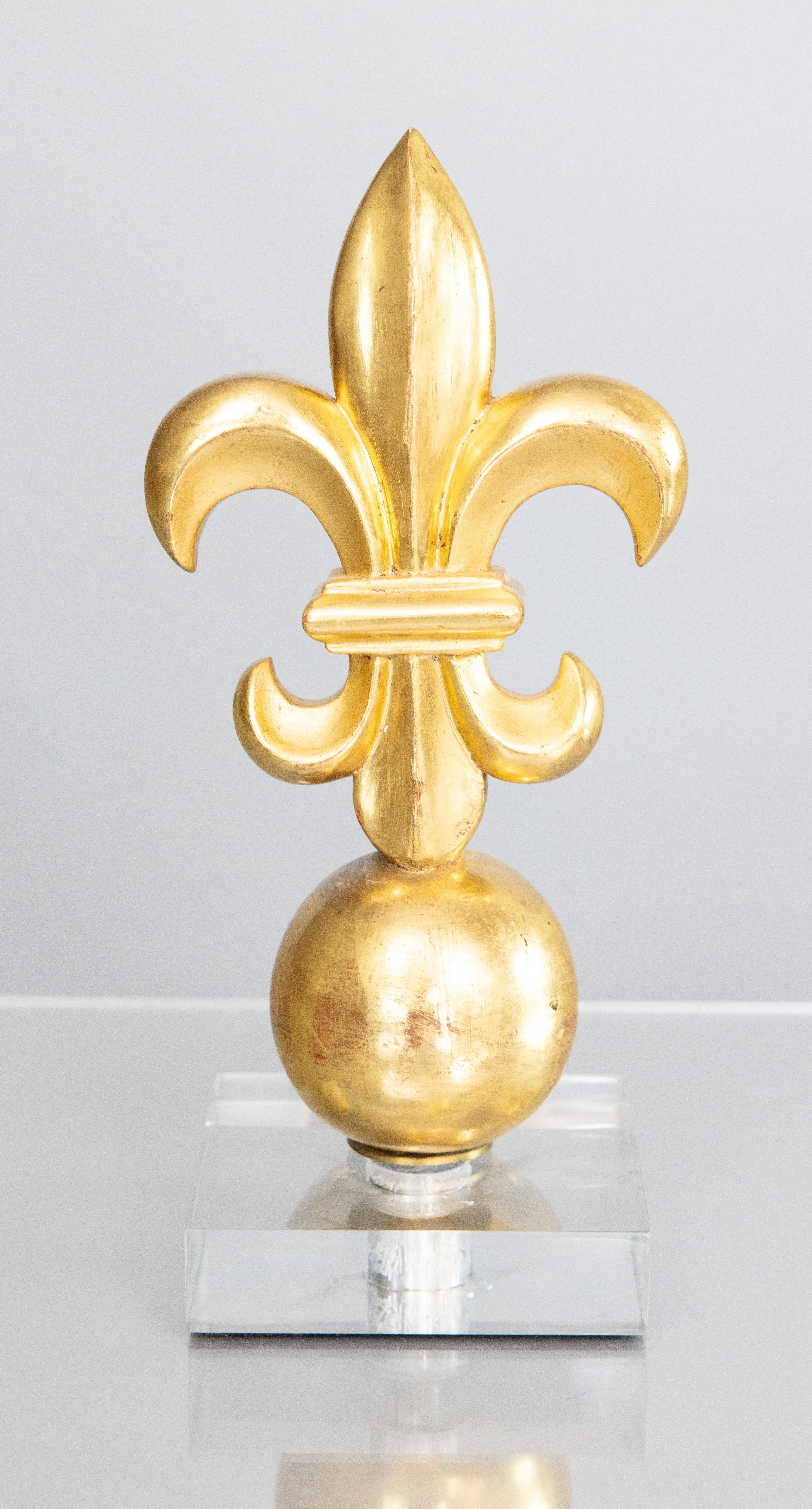 Escultura italiana flor de lis de madera dorada florentina sobre base de lucita, hacia 1950 en Bueno estado para la venta en Pearland, TX