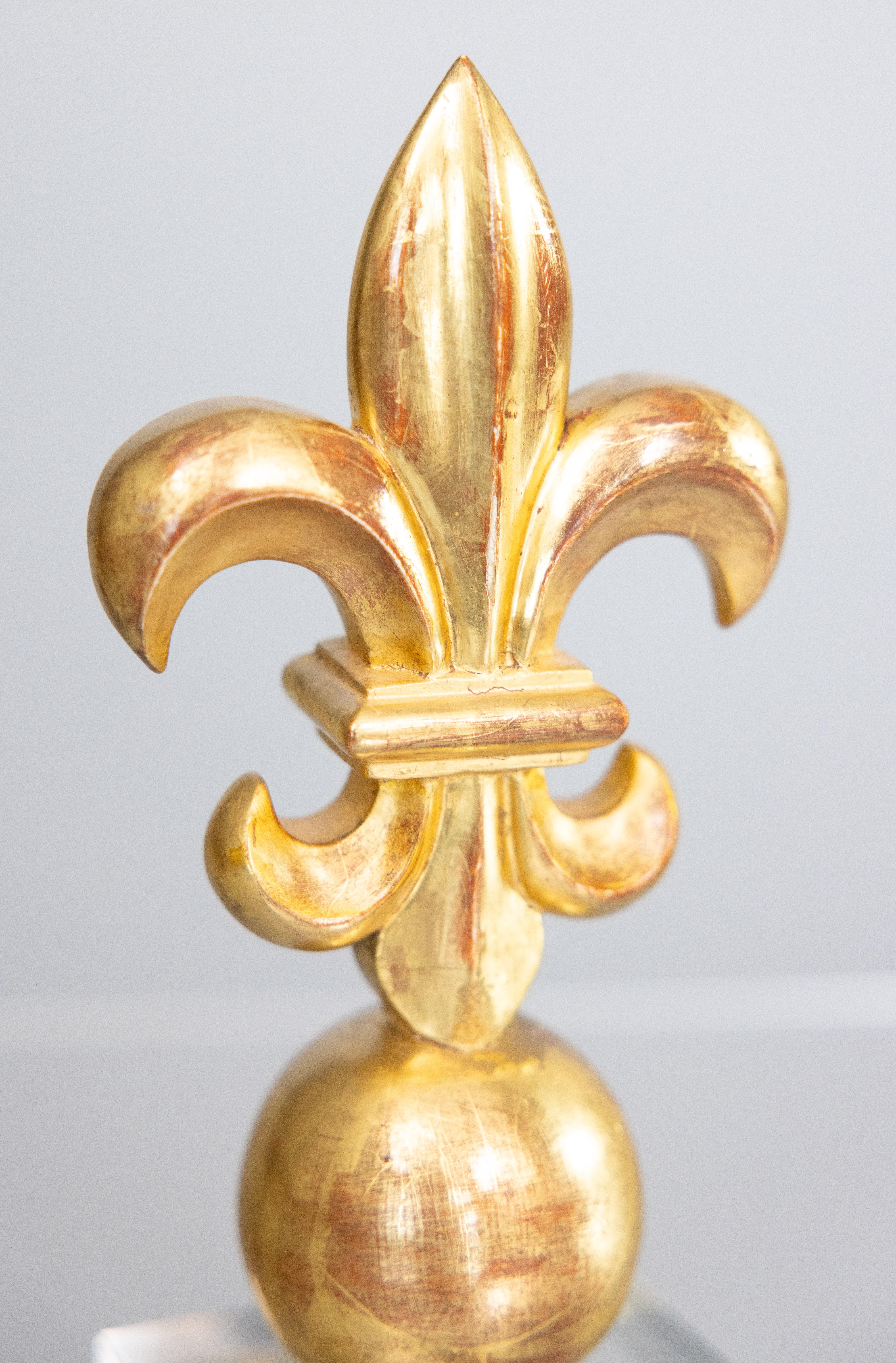 Escultura italiana flor de lis de madera dorada florentina sobre base de lucita, hacia 1950 siglo XX en venta