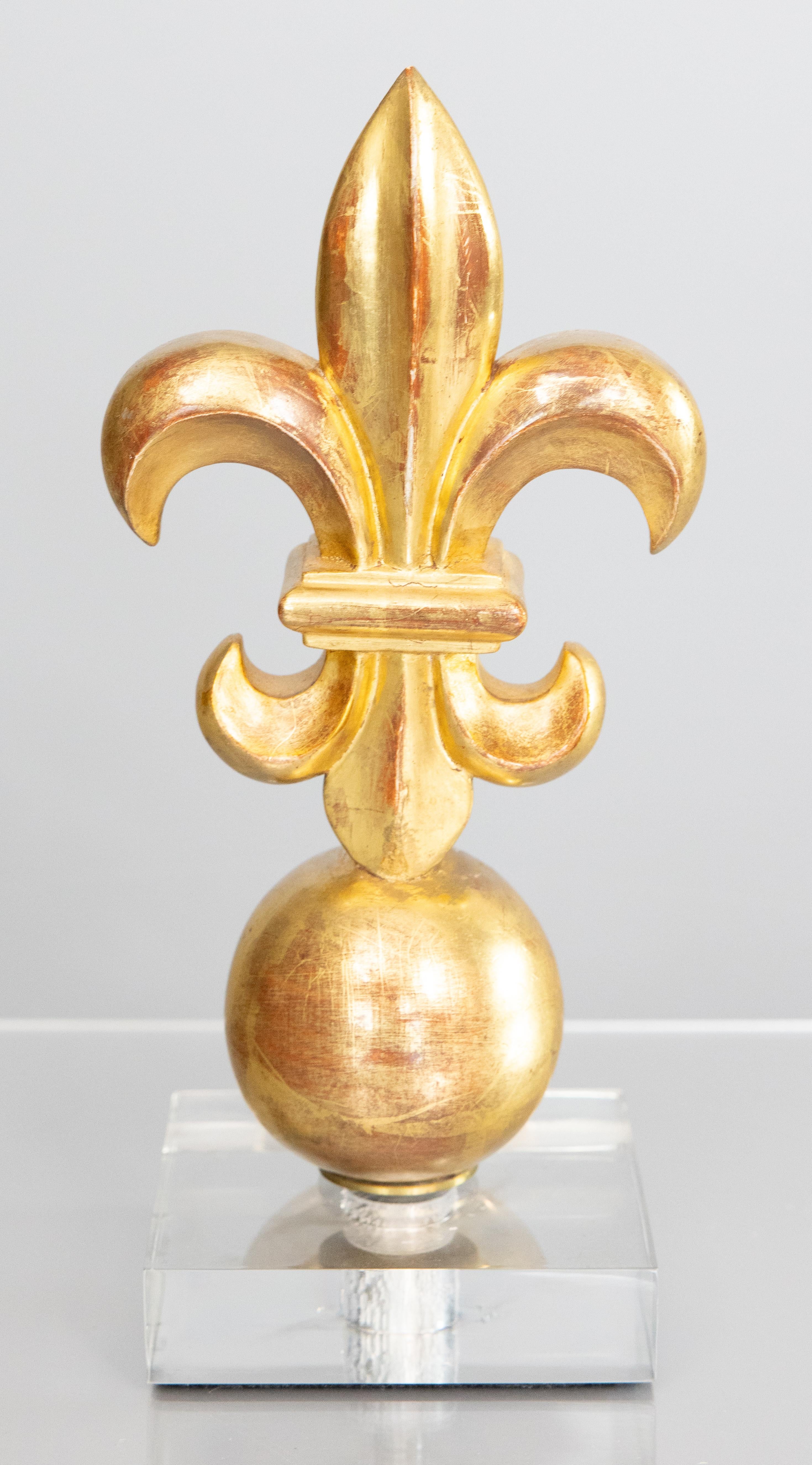 Escultura italiana flor de lis de madera dorada florentina sobre base de lucita, hacia 1950 en venta 1