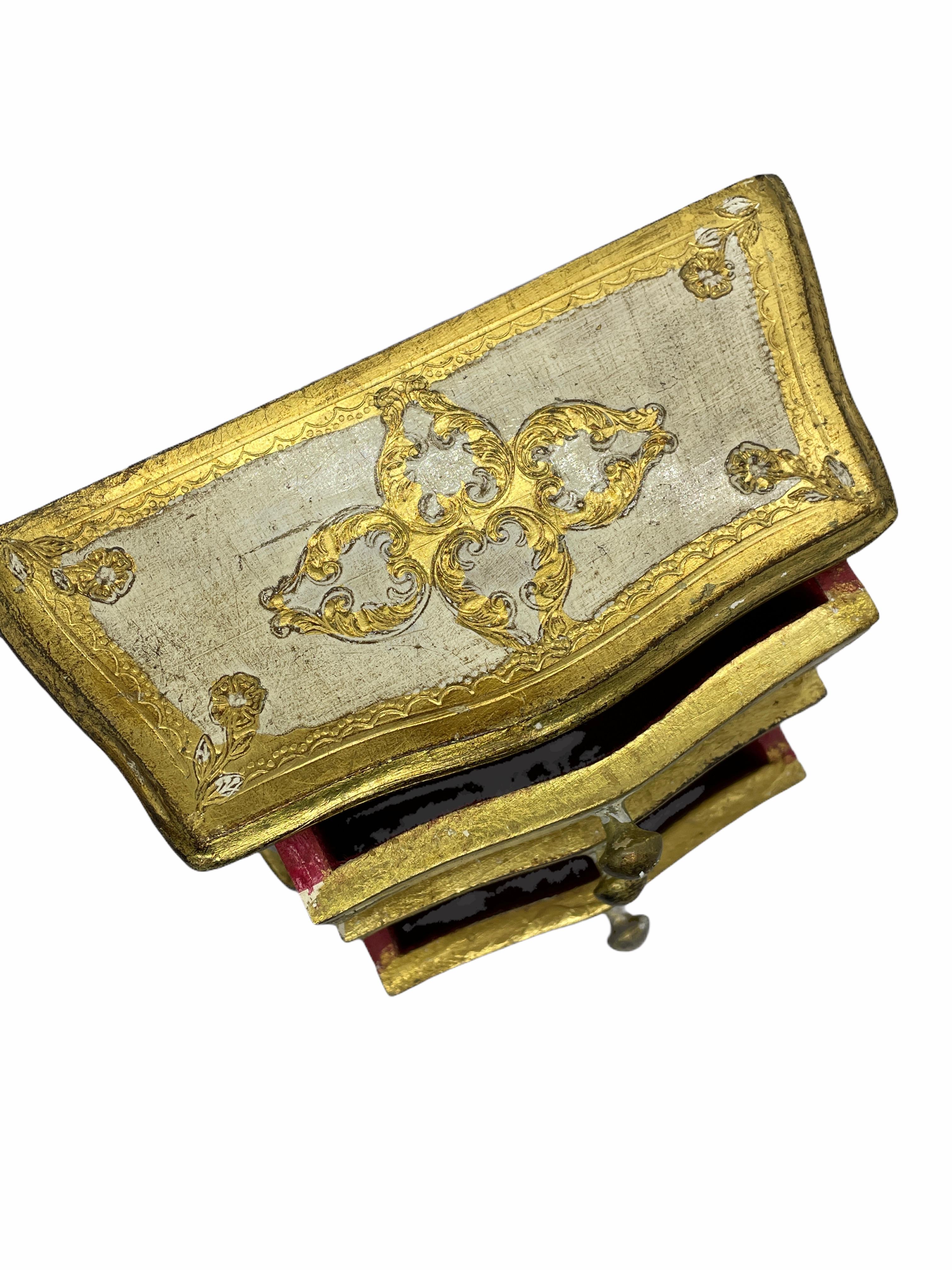 Bois Coffre à bijoux en bois doré italien Florentine Toleware, années 1950 en vente