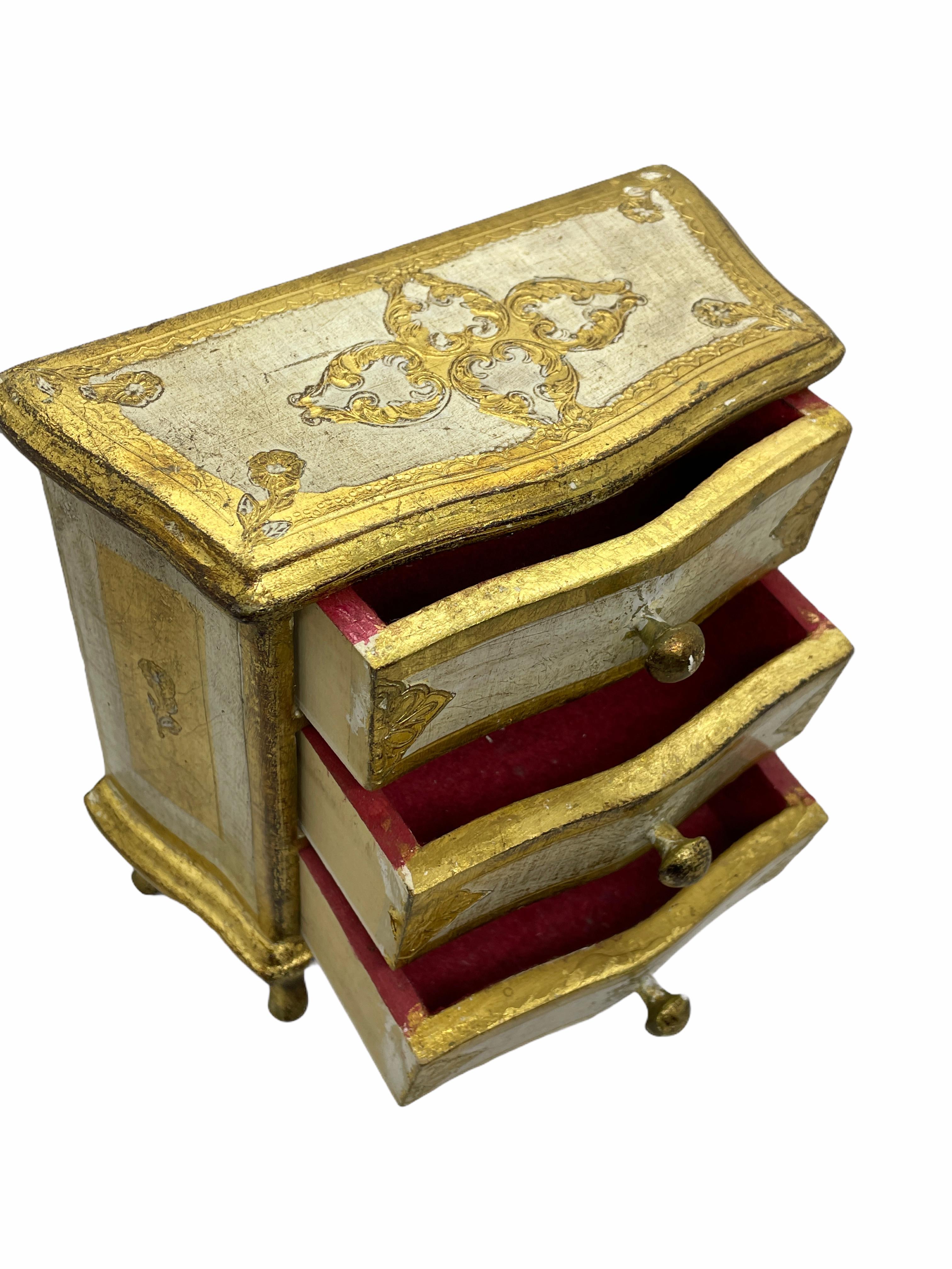 Coffre à bijoux en bois doré italien Florentine Toleware, années 1950 en vente 2