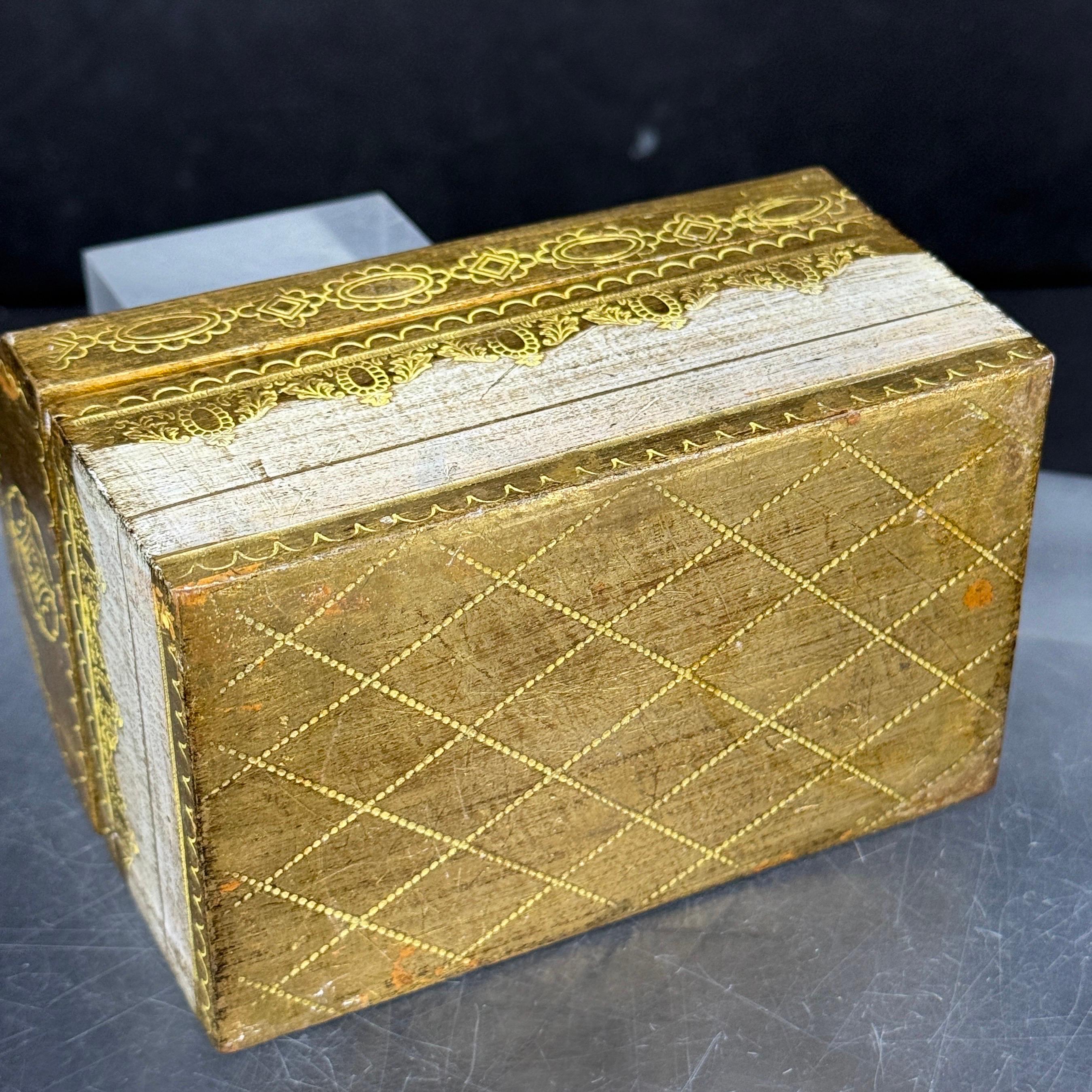 Italian Florentine Giltwood Painted Dome Shaped Box For Sale 4