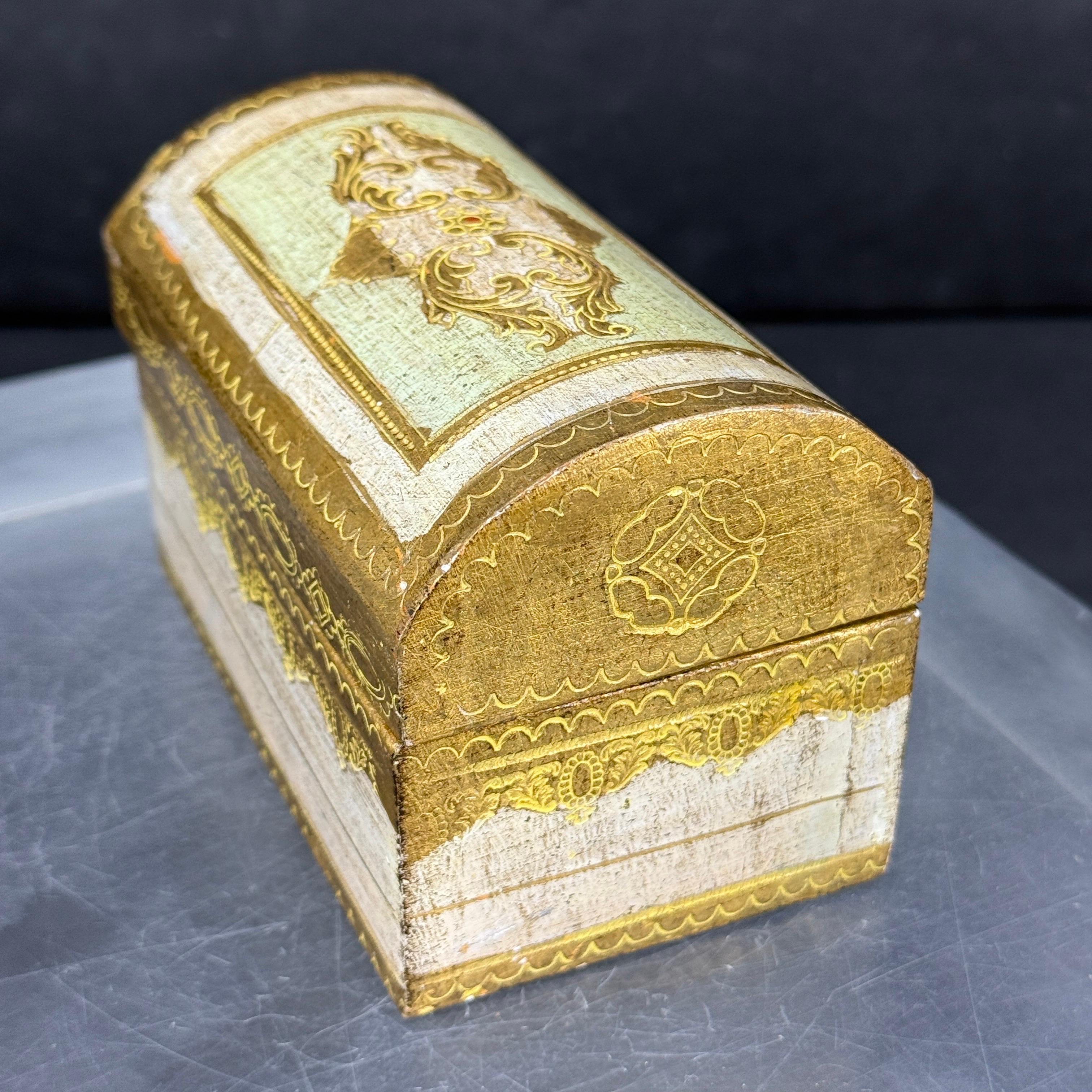 Mid-Century Modern Italian Florentine Giltwood Painted Dome Shaped Box For Sale