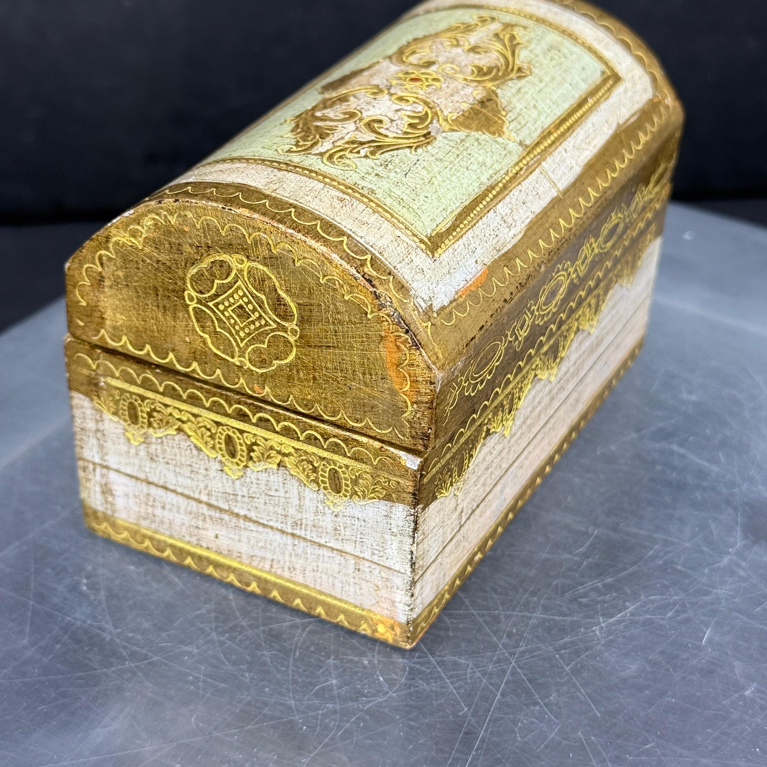 Italian Florentine Giltwood Painted Dome Shaped Box In Good Condition For Sale In Haddonfield, NJ